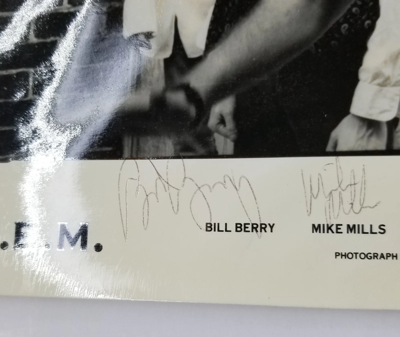 R.E.M. REAL full band hand SIGNED Early Promo Photo JSA LOA Michael Stipe +3 REM, изображение 3