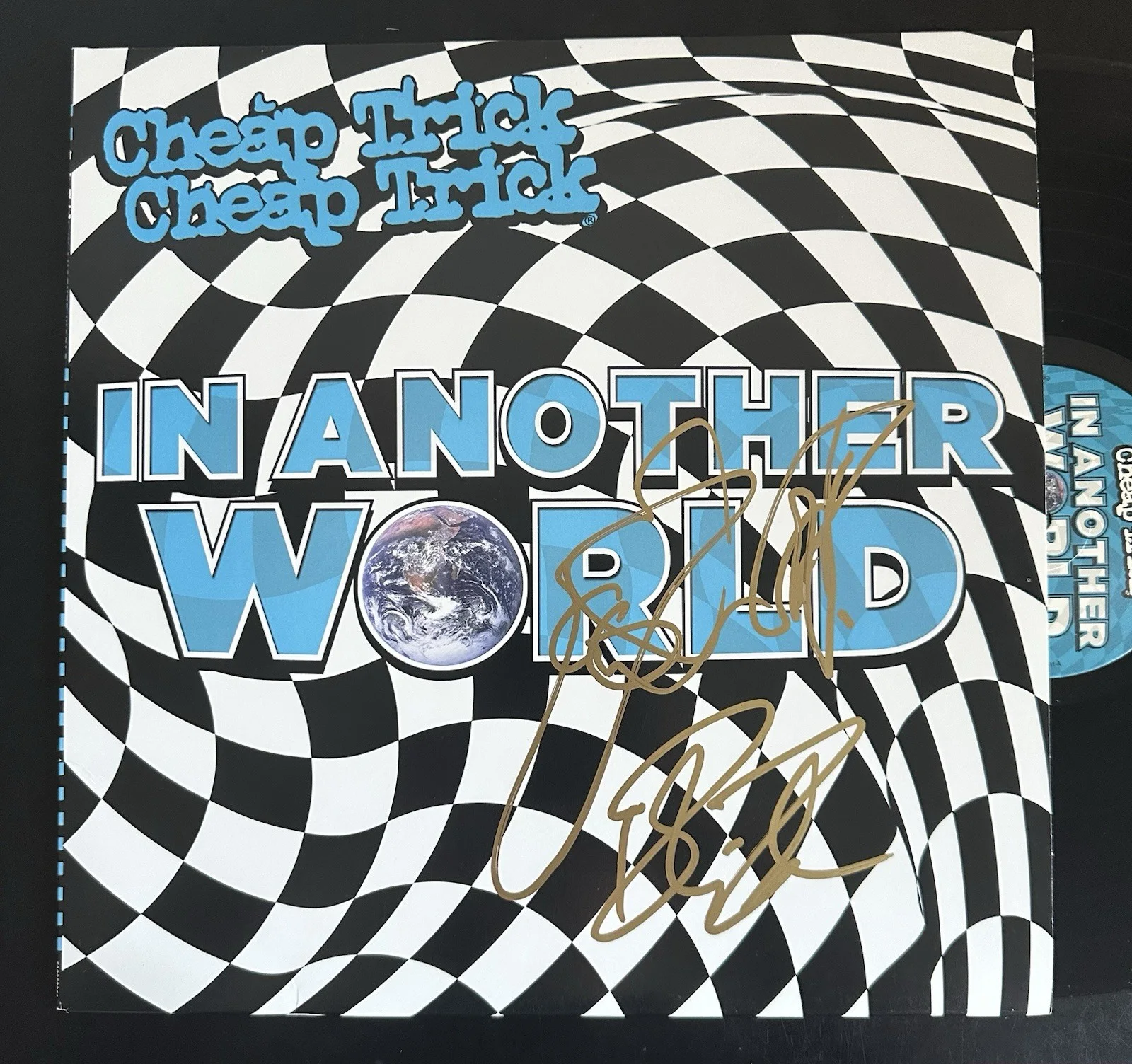 ROBIN ZANDER & RICK NIELSEN SIGNED CHEAP TRICK ‘IN ANOTHER WORLD’ VINYL LP JSA, изображение 2