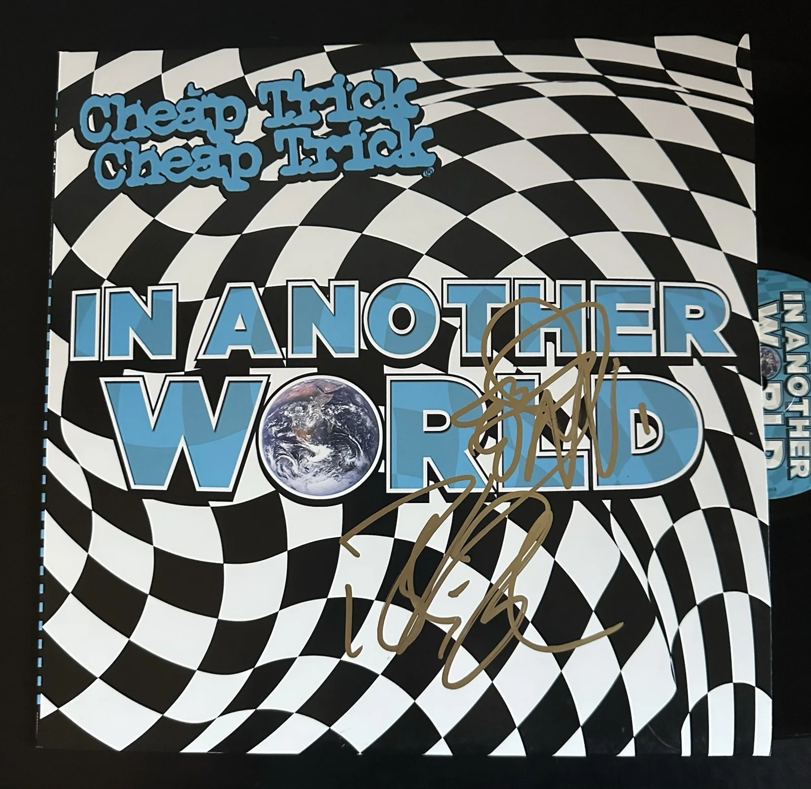 ROBIN ZANDER & RICK NIELSEN SIGNED CHEAP TRICK ‘IN ANOTHER WORLD’ VINYL LP JSA, изображение 3
