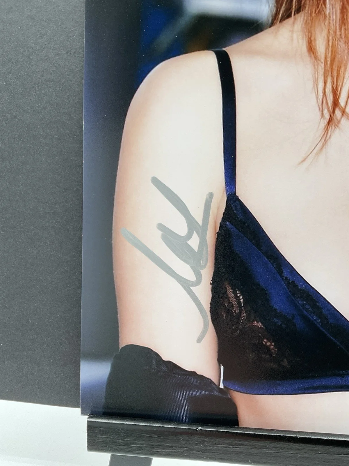 Matilda Lutz — Matilda Lutz signed 8x10 Red Sonja signed photo ACOA Revenge sexy signed 8x10, image 2