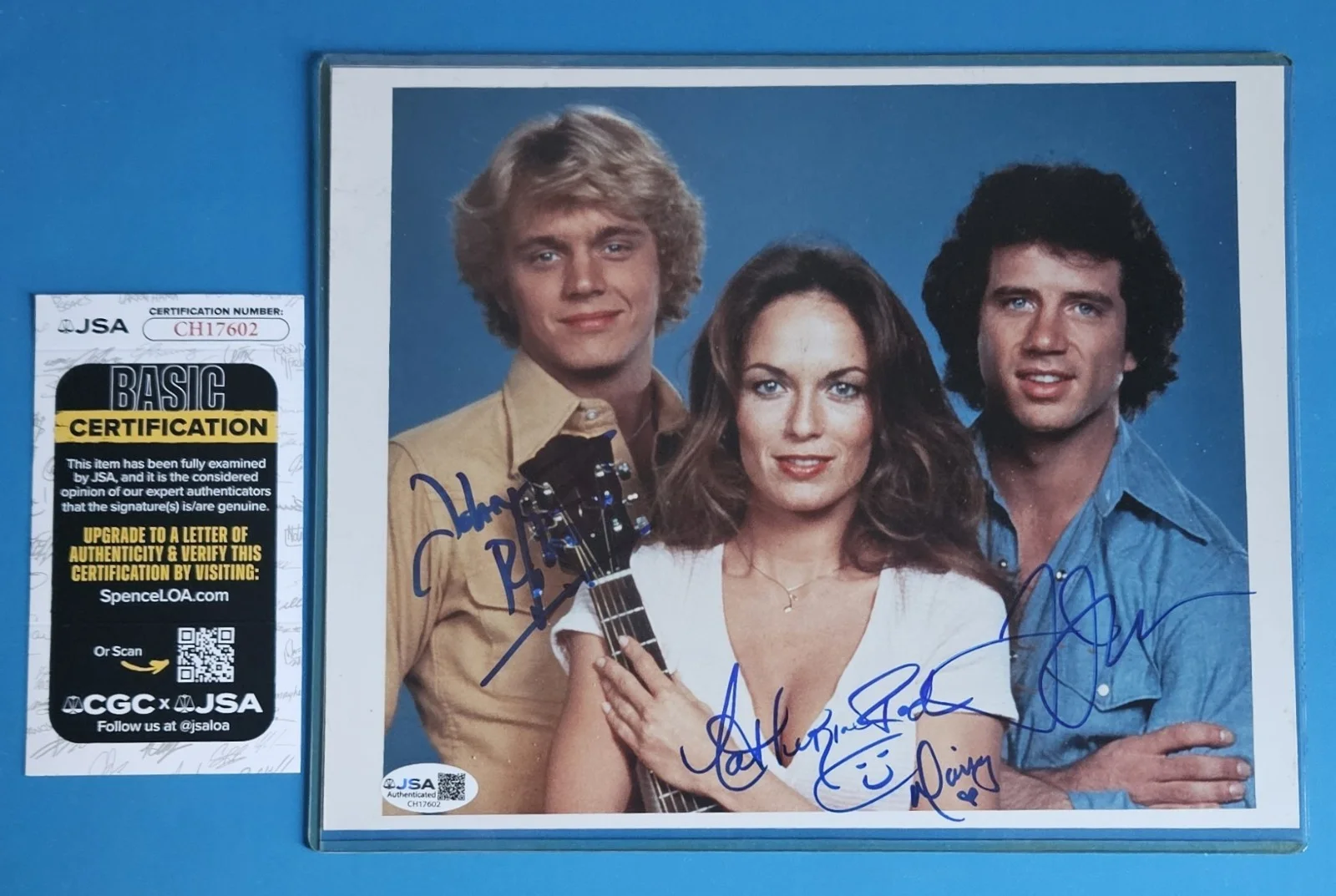 Catherine Bach, John Schneider, Tom Wopat — CATHERINE BACH, JOHN SCHNEIDER, TOM WOPAT SIGNED 8X10 DUKES OF HAZZARD PHOTO JSA