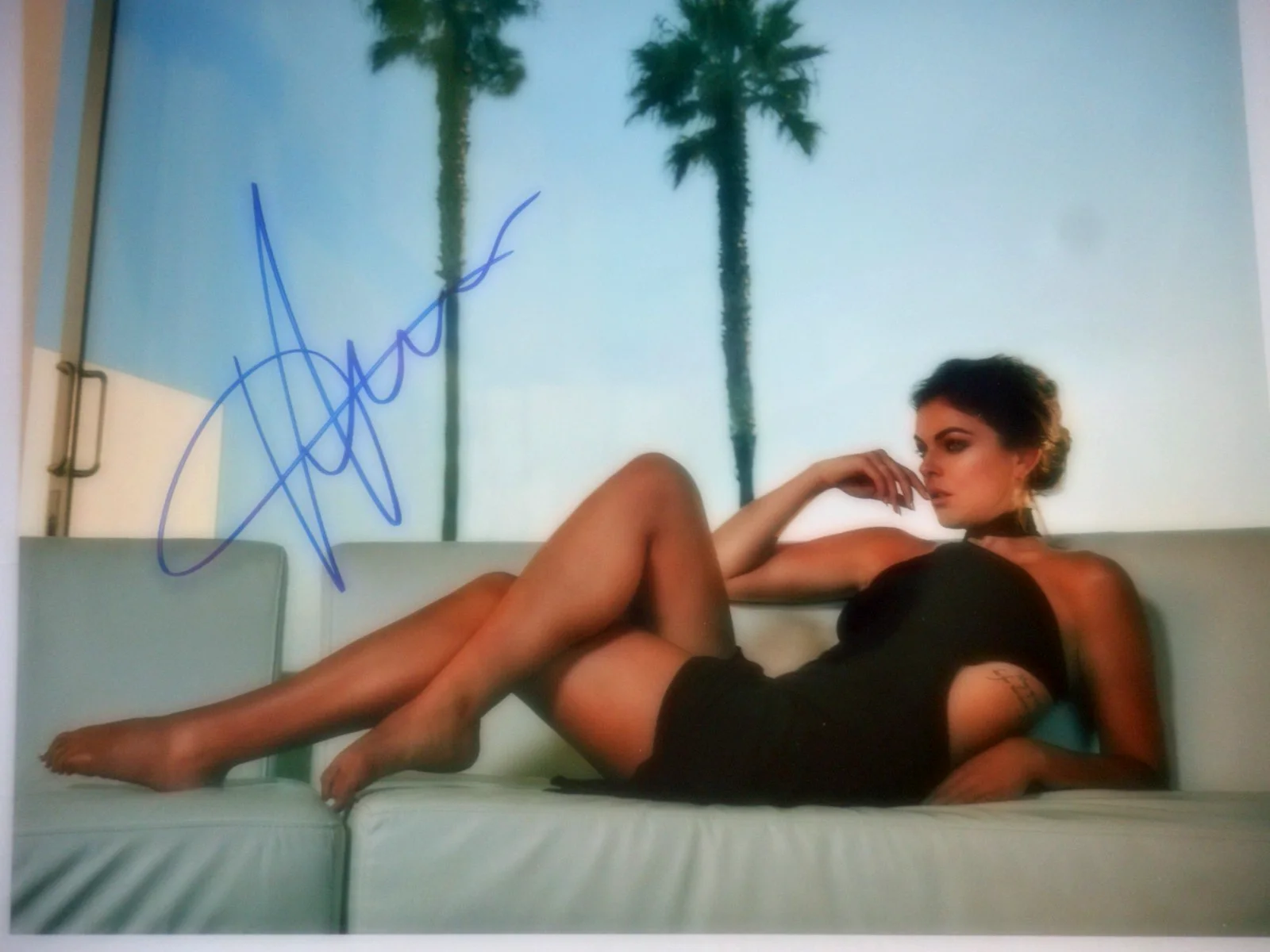 Serinda Swan — Serinda Swan autographed REVENGE RIDE /Smallville 8x10 Photo COA & #d Hologram, изображение 2