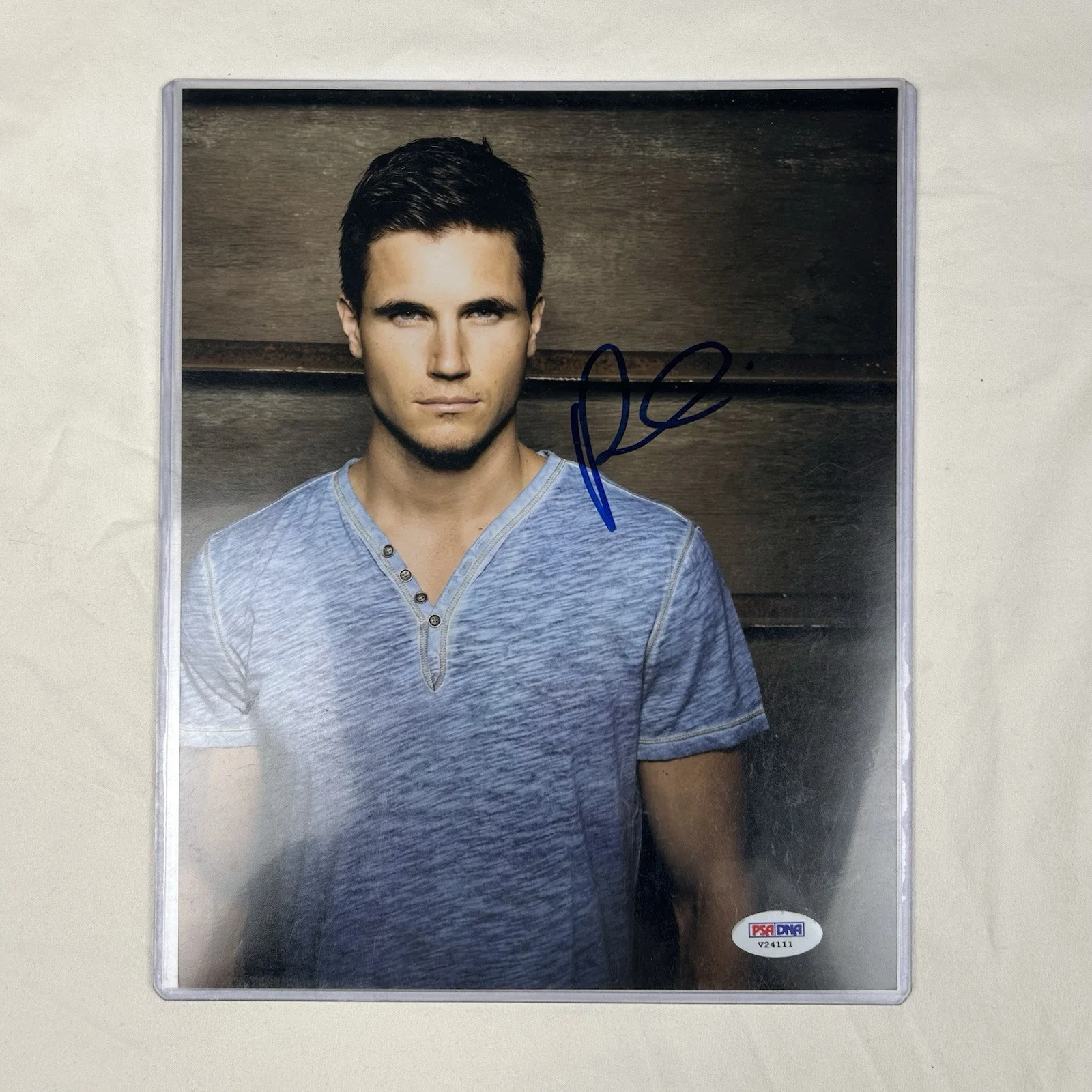 Robbie Amell — Robbie Amell The Flash - Resident Evil - Upload Autographed 8x10 Photo PSA/DNA