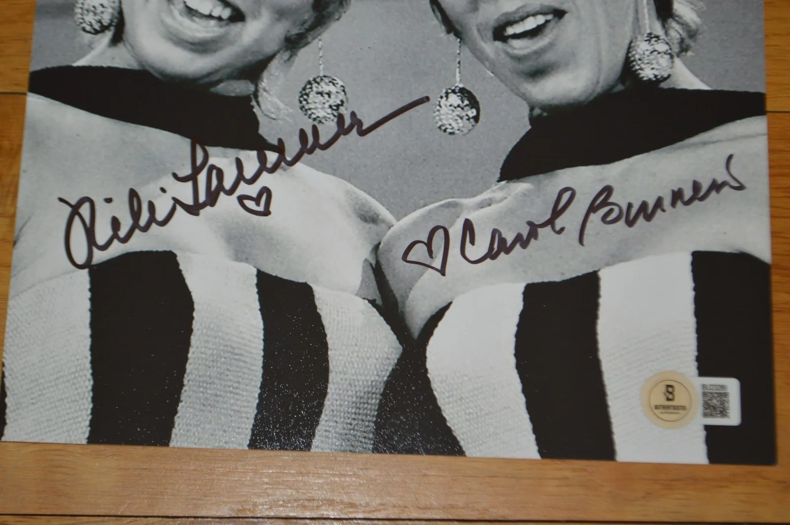 Carol Burnett, Vicki Lawrence — Carol Burnett & Vicki Lawrence Autographed 8x10 B/W Photo with Beckett Hologram, изображение 2