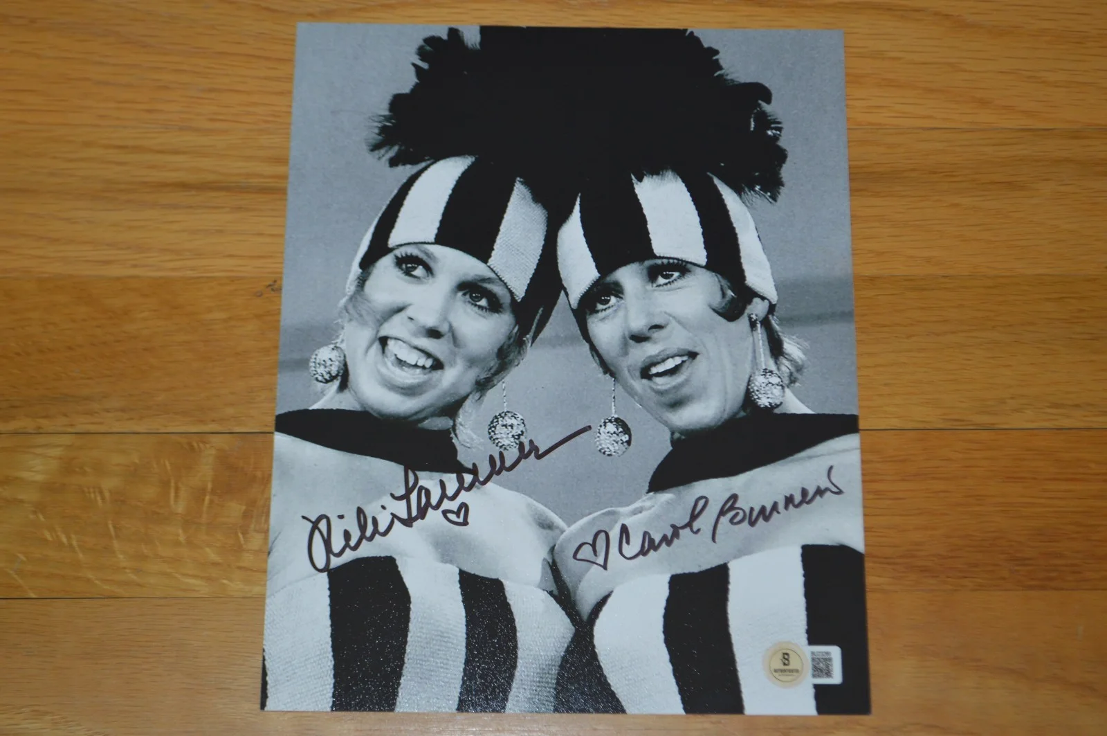 Carol Burnett, Vicki Lawrence — Carol Burnett & Vicki Lawrence Autographed 8x10 B/W Photo with Beckett Hologram, изображение 4