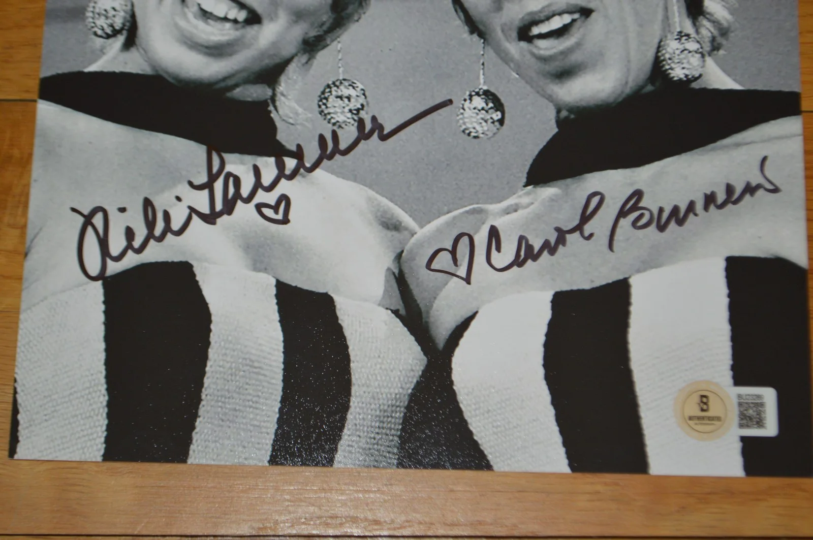 Carol Burnett, Vicki Lawrence — Carol Burnett & Vicki Lawrence Autographed 8x10 B/W Photo with Beckett Hologram, изображение 5