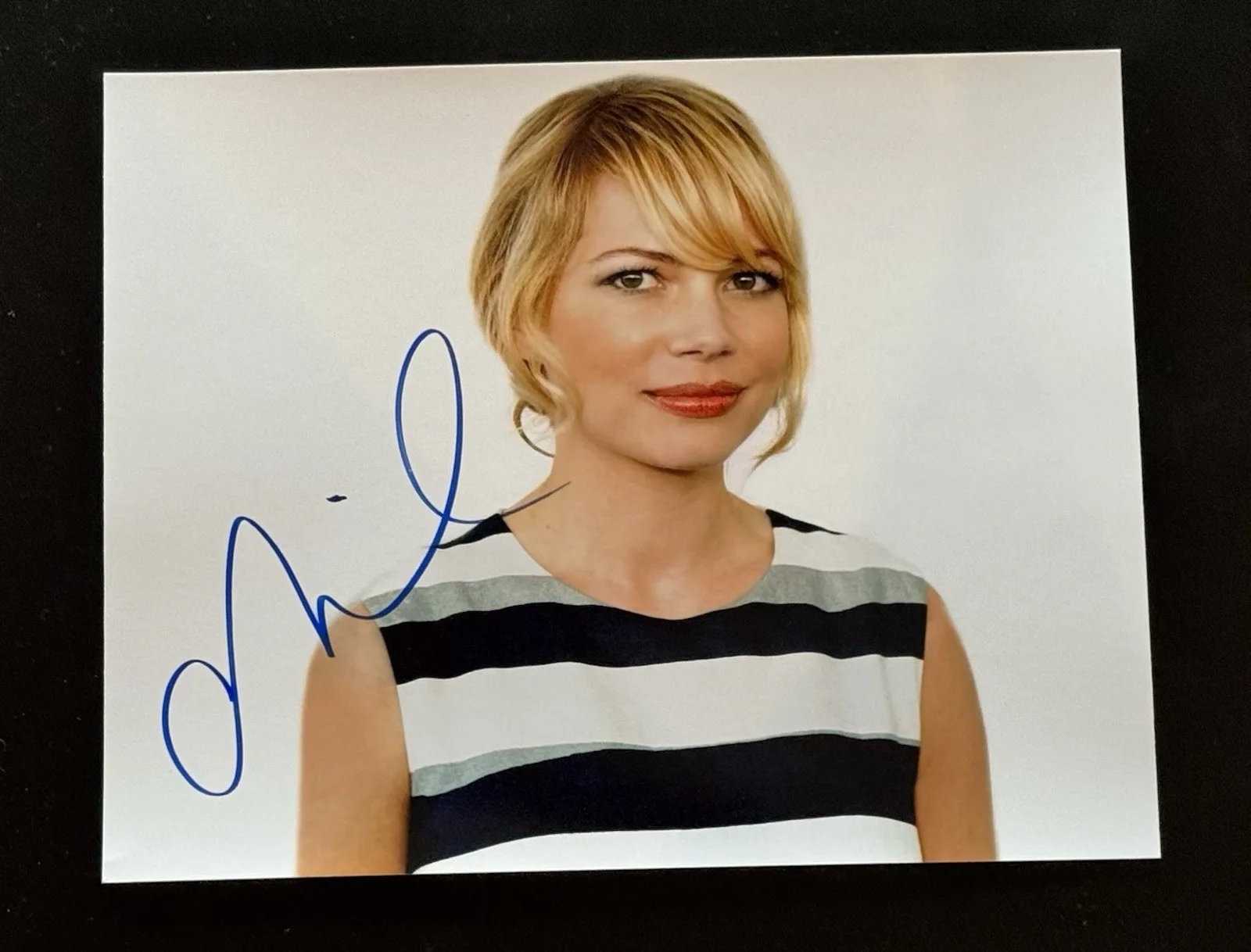 Michelle Williams — Michelle Williams Signed 8×10 Photo – My Week with Marilyn – No COA