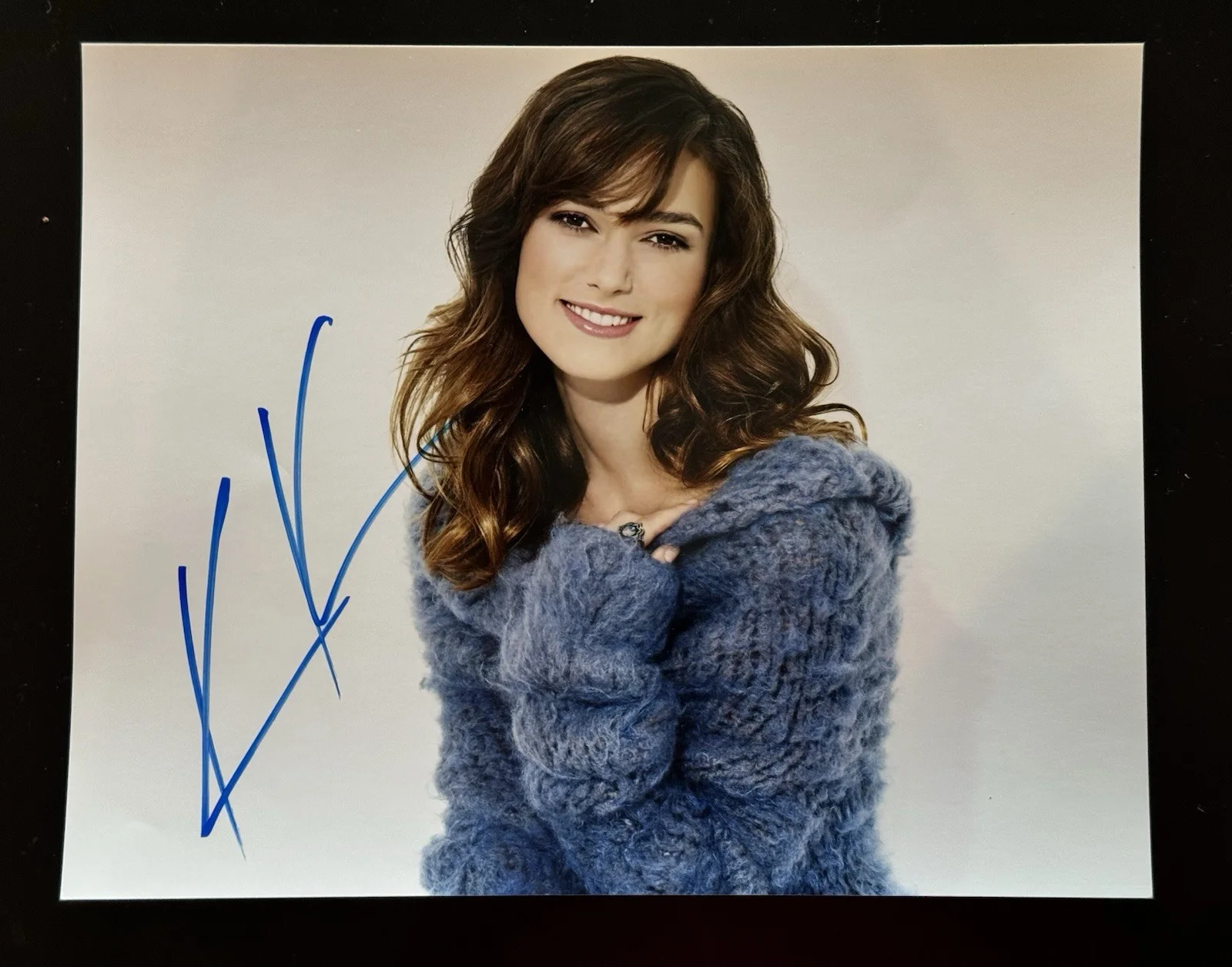 Keira Knightley — Keira Knightley Signed 8×10 Photo – Pirates of the Caribbean (No COA)