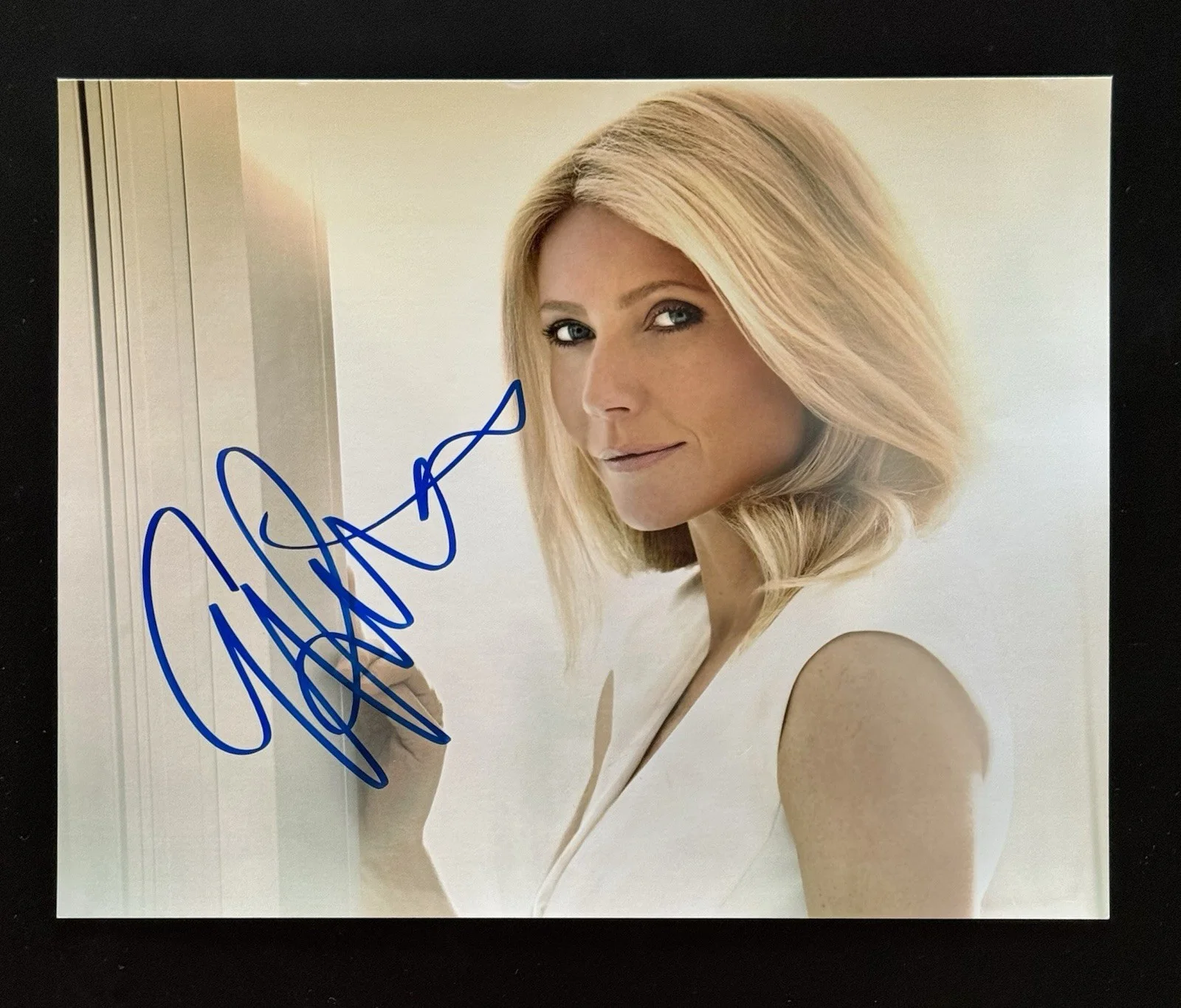 Gwyneth Paltrow — Gwyneth Paltrow Signed 8×10 Photo – Iron Man / Shakespeare in Love – No COA