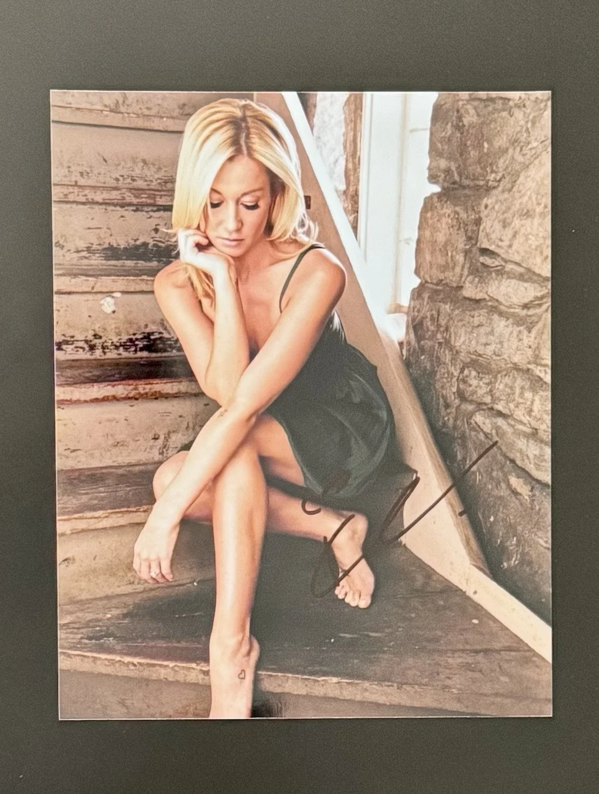 Kellie Pickler — Kellie Pickler Signed Glamour Photo 8x10 – Country Singer, American Idol – COA