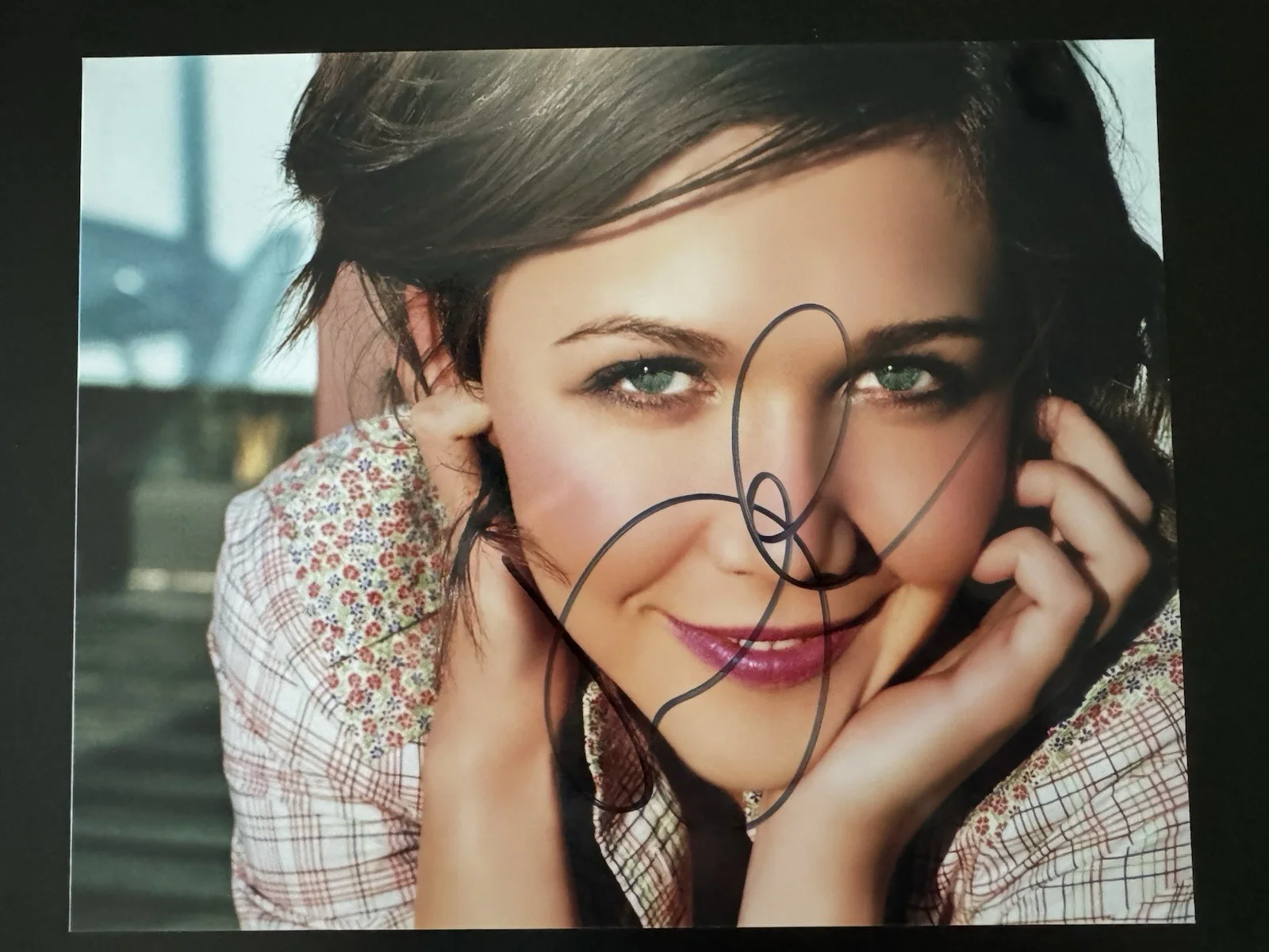 Maggie Gyllenhaal — Maggie Gyllenhaal Signed 8x10 Photo – Gorgeous Close-Up Portrait – COA Included