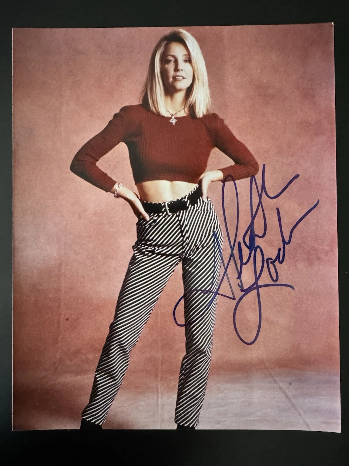 Heather Locklear — Heather Locklear Signed 8x10 Photo – Classic 90s Glam Pose – COA Included