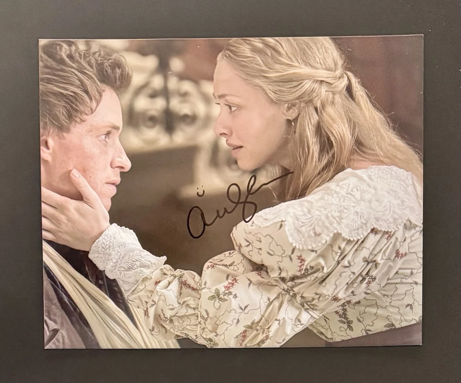 Amanda Seyfried — Amanda Seyfried Signed 8x10 Photo – Les Misérables Scene w/ Eddie Redmayne – COA