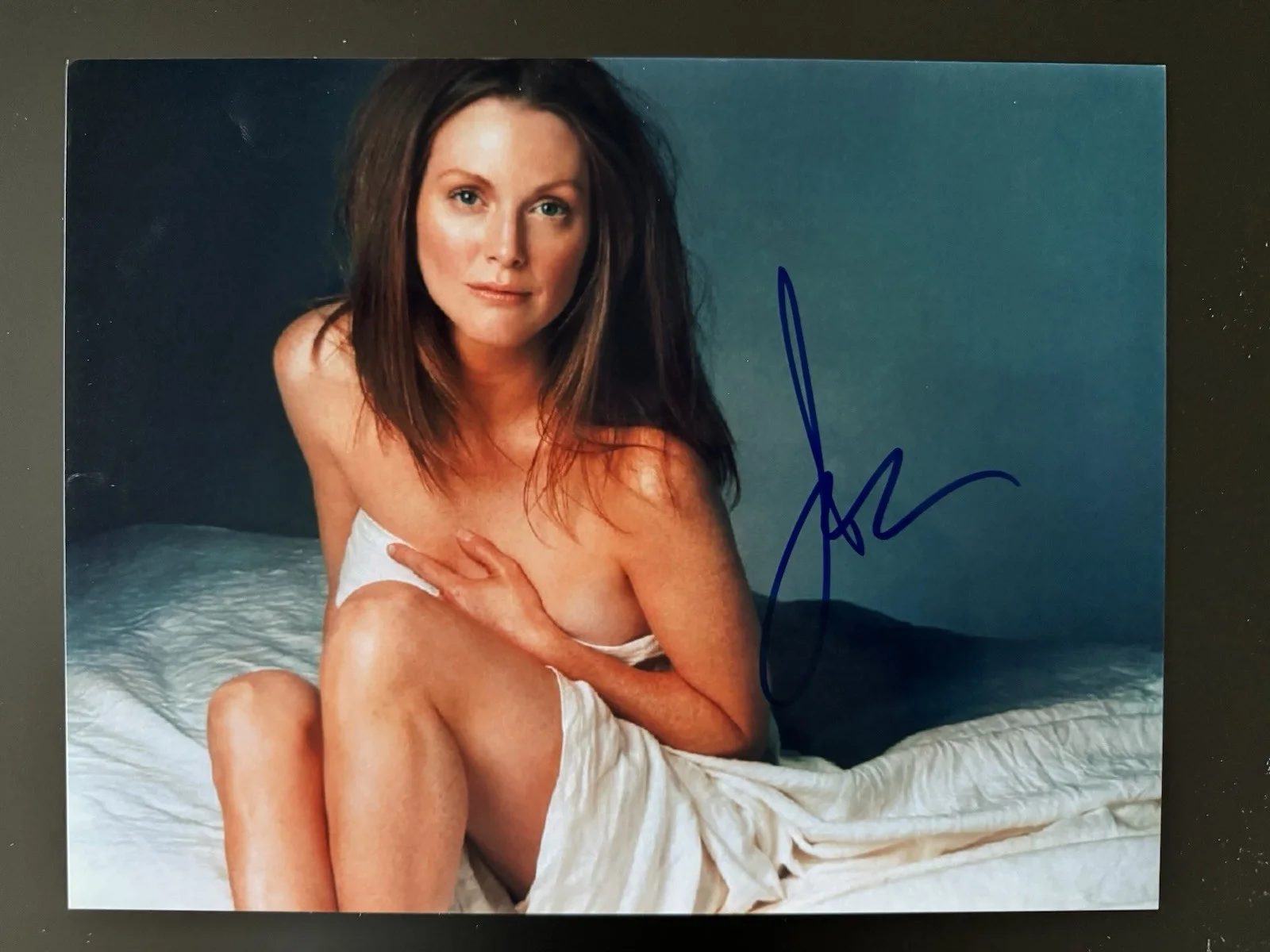 Julianne Moore — Julianne Moore Signed Glamour Photo 8.5x11 – Celebrity Portrait – COA