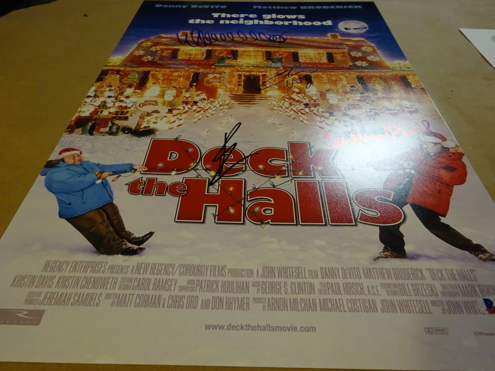 Danny DeVito, Matthew Broderick, Kristin Chenoweth — Deck The Halls 11"x17" Photo Signed By 4 Devito Broderick + Beckett COA LOA, изображение 3