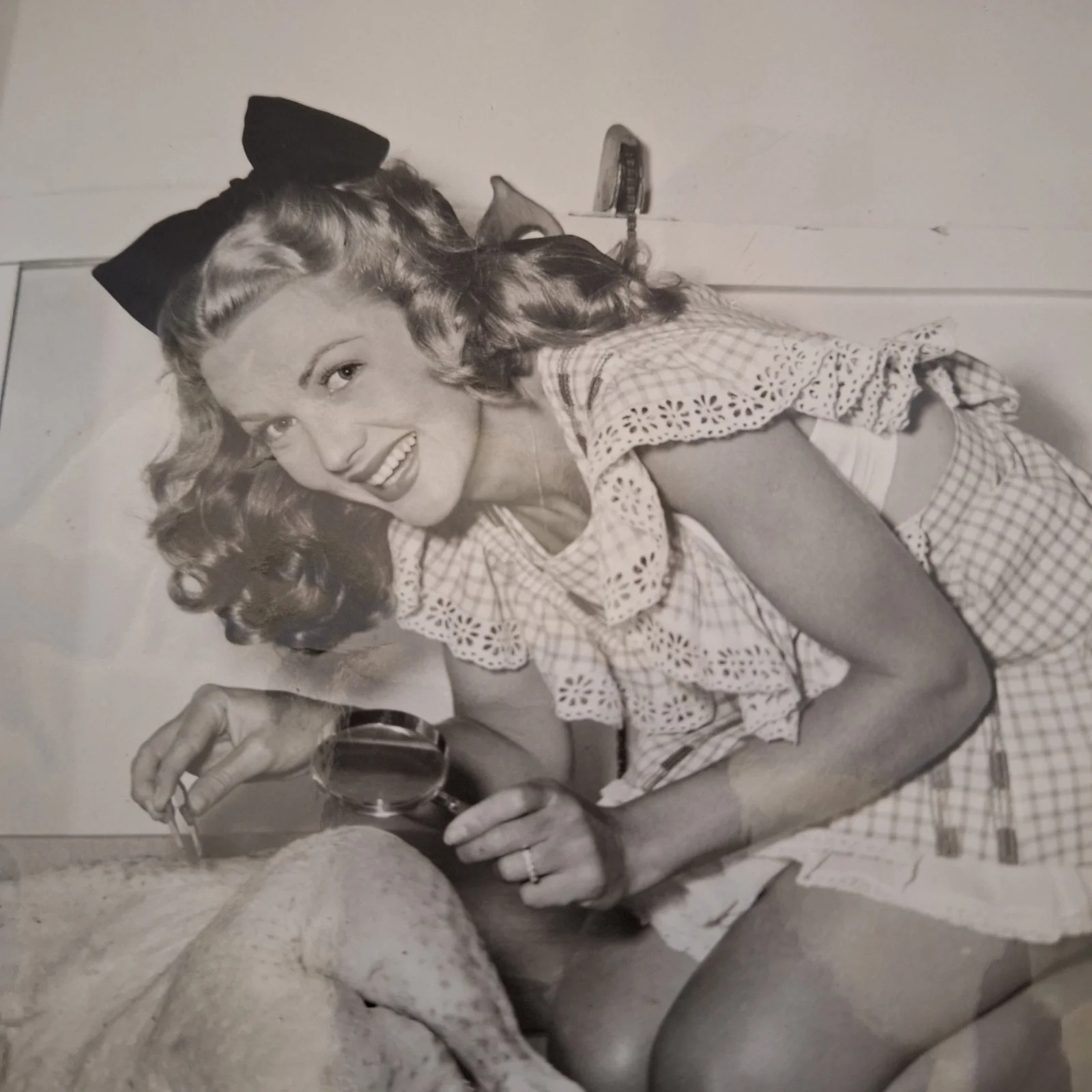 Rare 8X10 glossy Photo Phyllis Coates Plucking her Thanksgiven Turkey, изображение 3