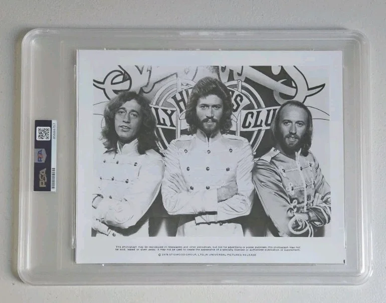 The Bee Gees — BEE GEES Barry, Robin, Maurice Gibb Signed 8X10 Page & Photo PSA/DNA - jsa bas, изображение 2
