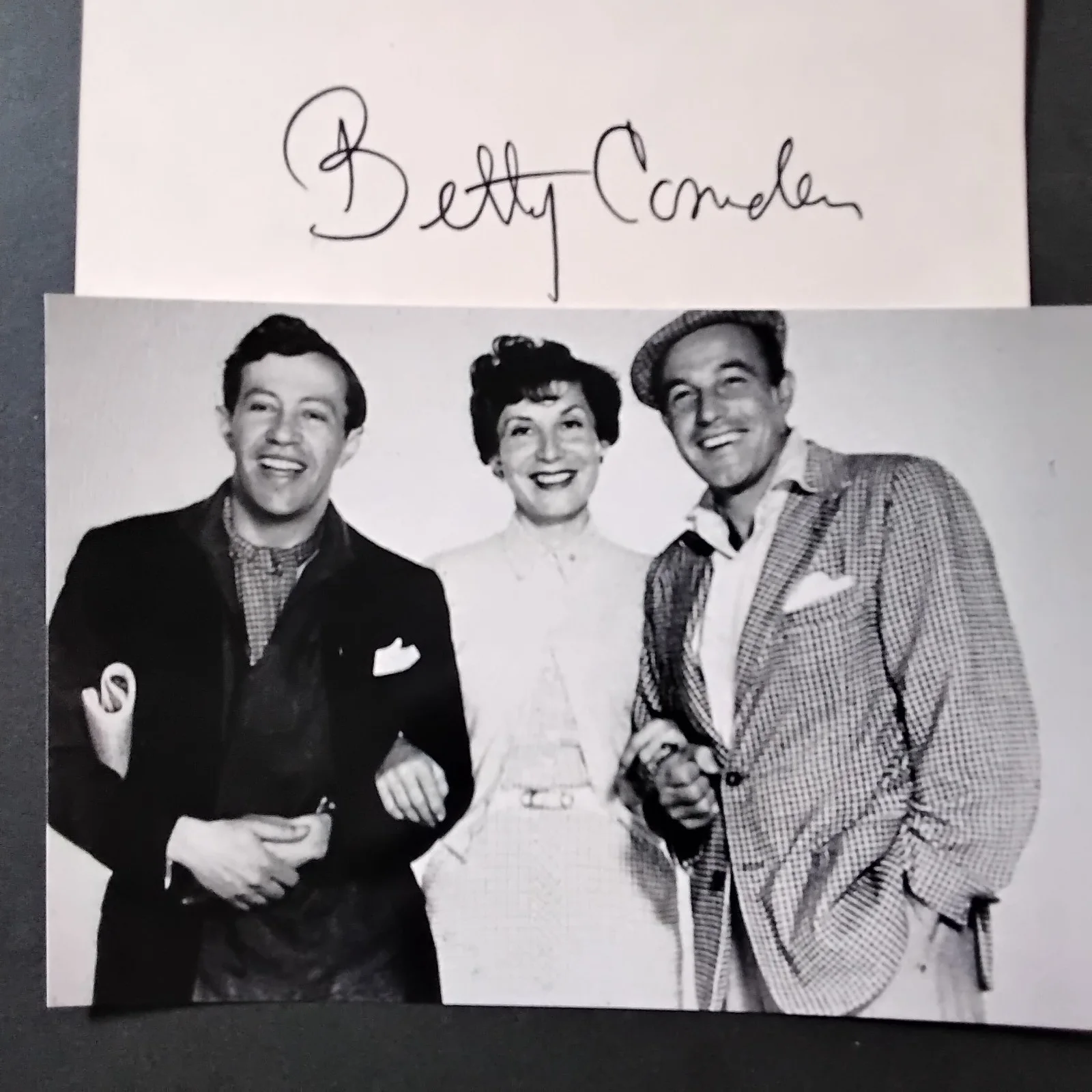 Betty Comden Signed Card Photo 50s Songwriter Movies Our Town Singin in The Rain, изображение 2