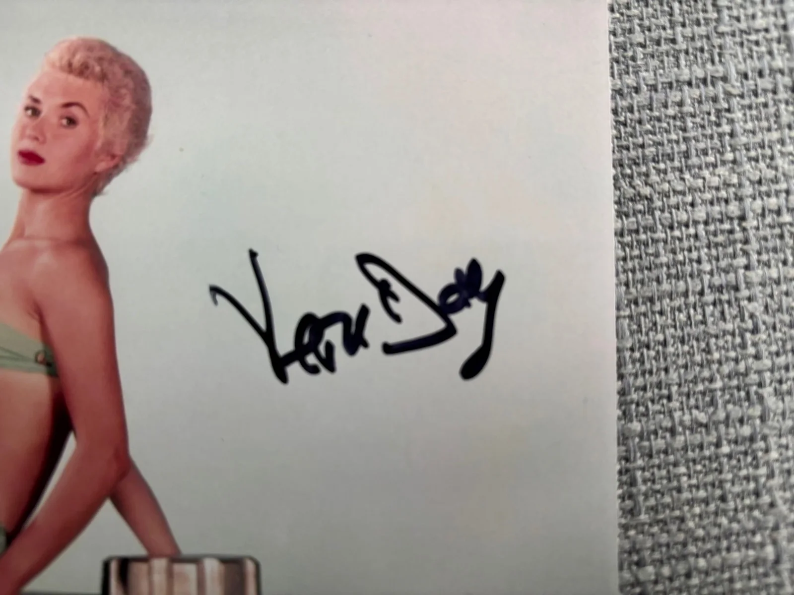 Sexy VERA DAY, rare HAMMER HORROR autograph. Cheesecake pose. Quatermass II, image 2