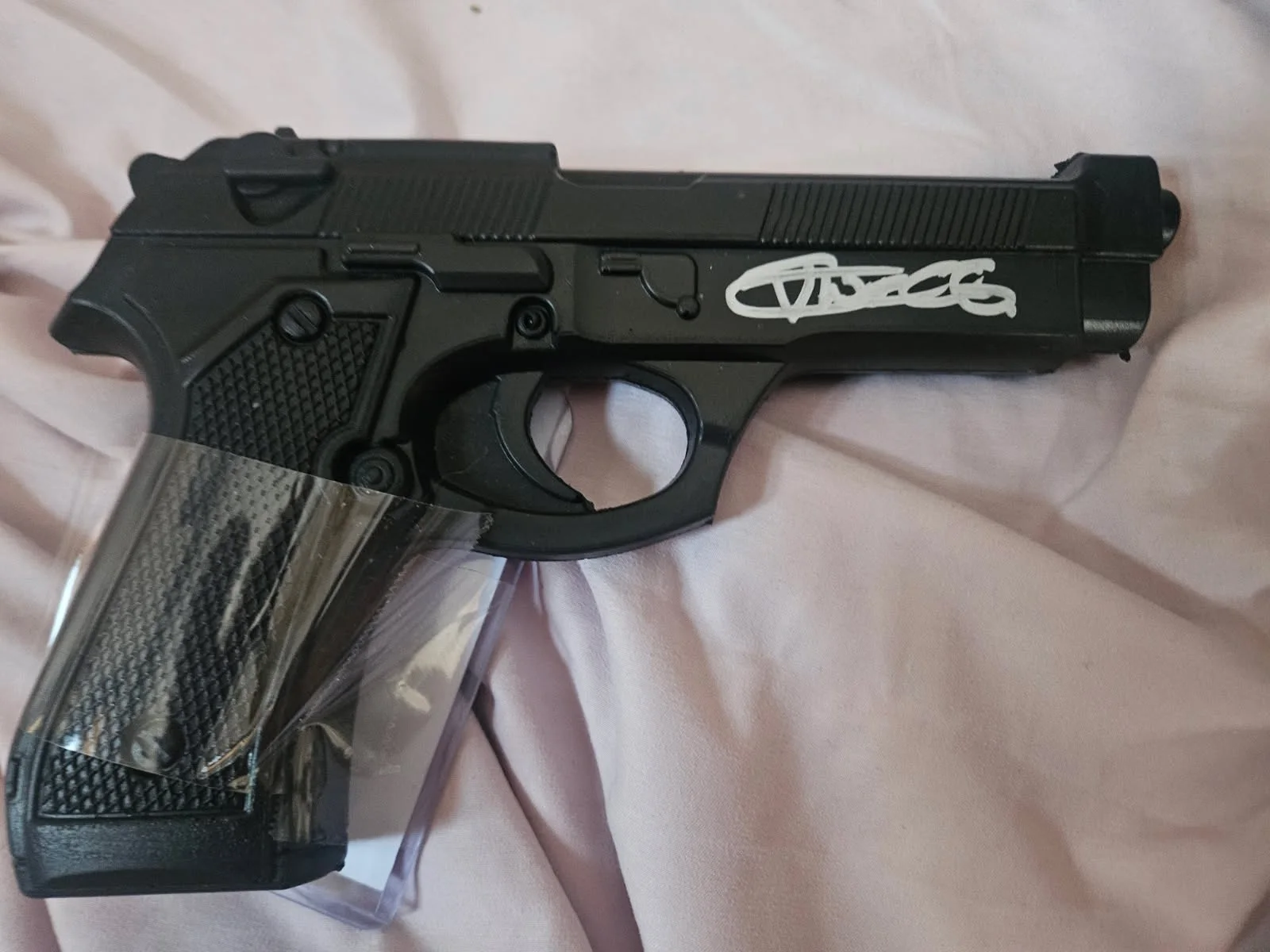 Vernon Wells — Mad Max II Vernon Wells autographed toy pistol JSA Certified