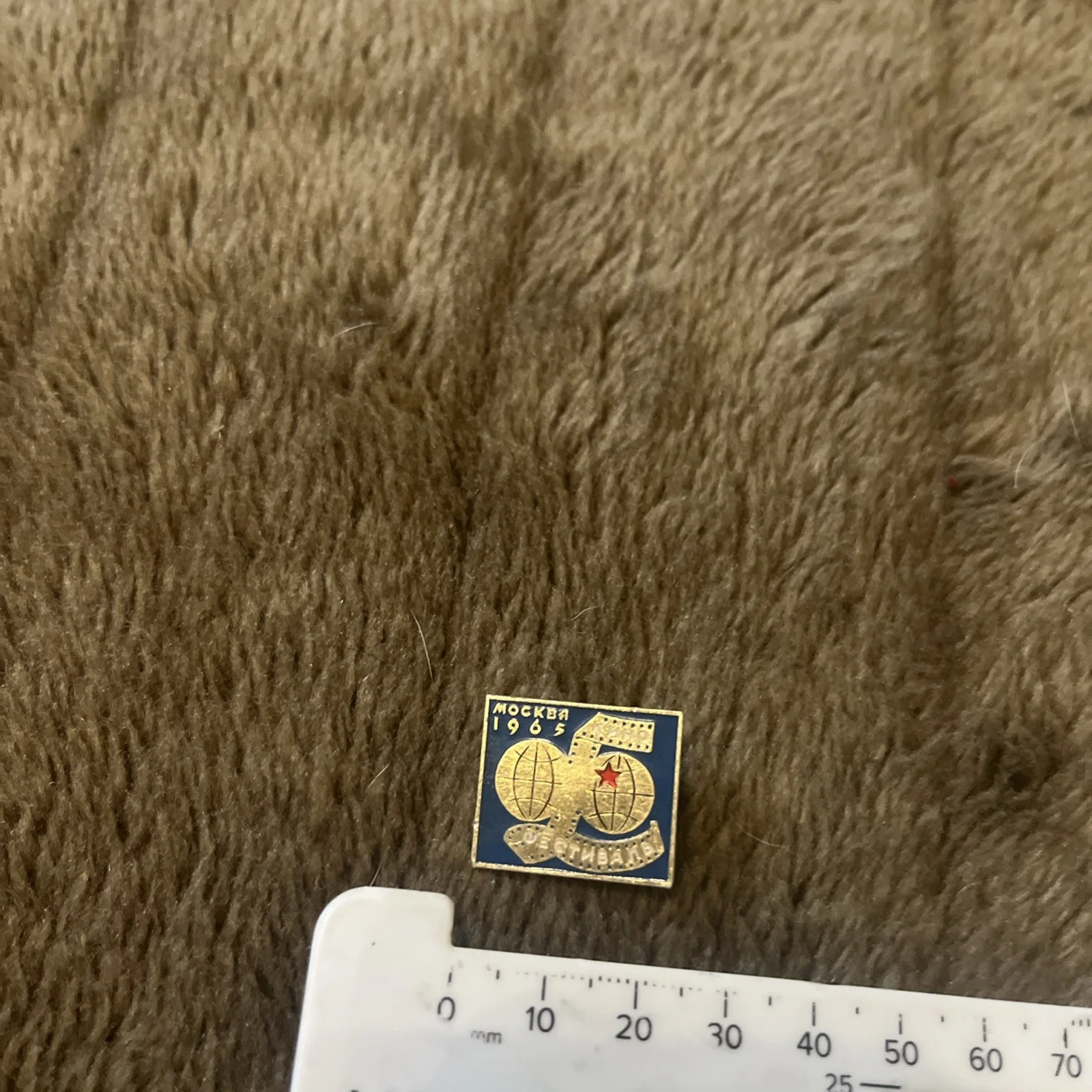 pin badge commemorating the 1965 Moscow International Film Festival., изображение 3