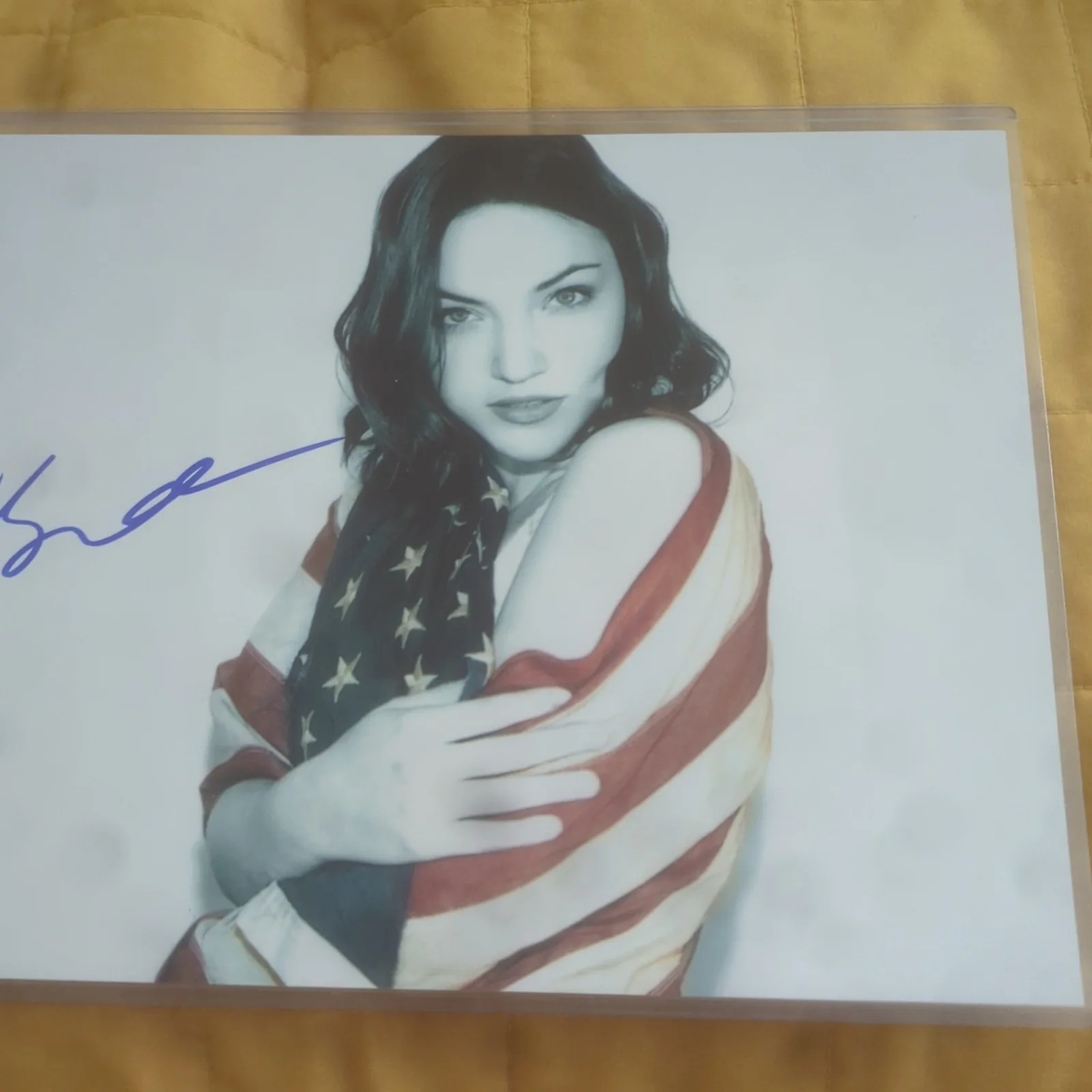 Violett Beane autographed 8x10 sexy photo Letter of Authenticity included, изображение 2