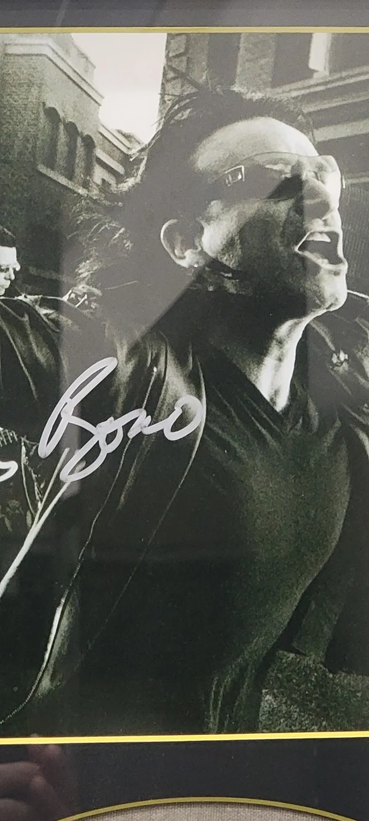 U2 - Bono Signed Joshua Tree Album & Photo. FRAME NOT INCLUDED. Autographed., изображение 2