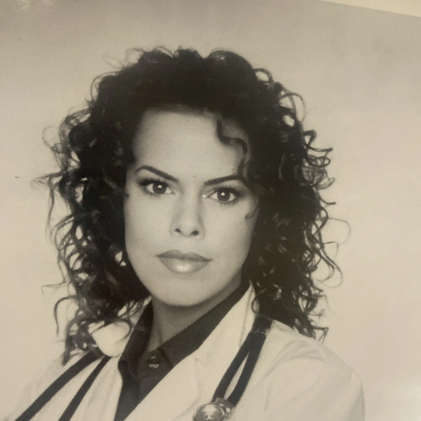 Rosa Blasi Signed Photo - Strong Medicine 8x10 b&w promo picture, изображение 4