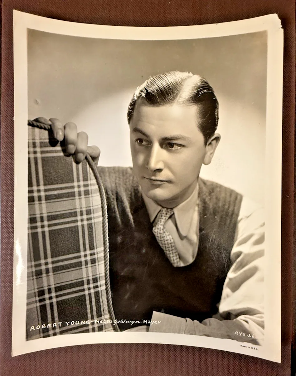 POP SINGER PERRY COMO (1912-2001) AUTOGRAPHED PLUS 8 MORE PRESS PHOTOS, image 3