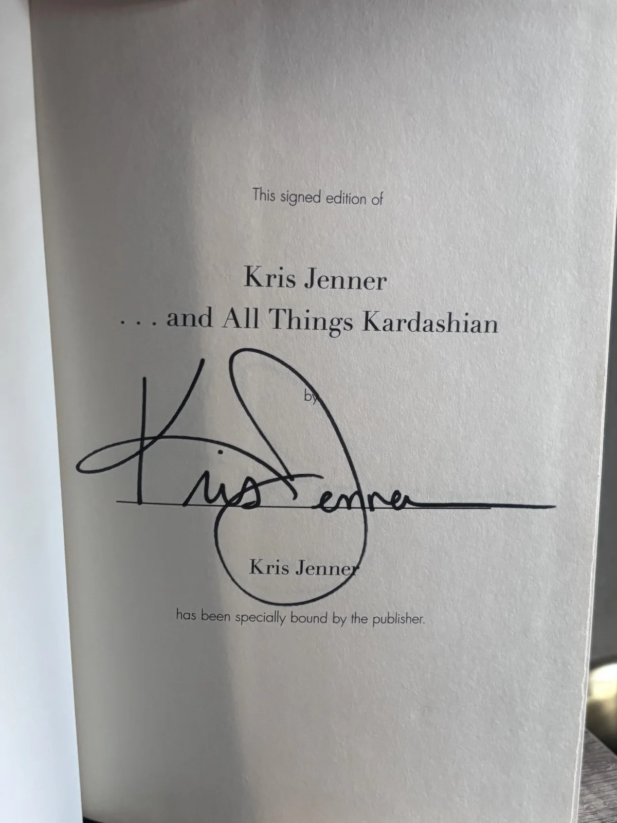 Kris Jenner — Kris Jenner SIGNED Book "ALL THINGS KARDASHIAN" Kardashians TV hollywood, изображение 2