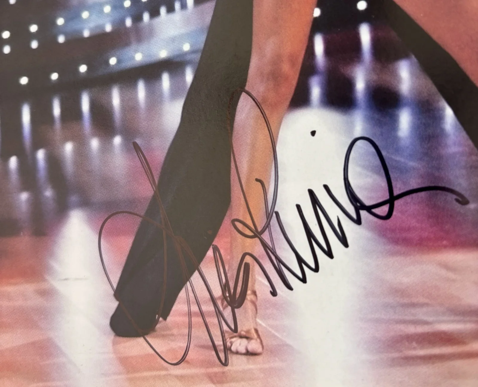 Lisa Rinna — Lisa Rinna in-person sign "Dancing with Stars Book" Real Housewives The Traitors, изображение 2