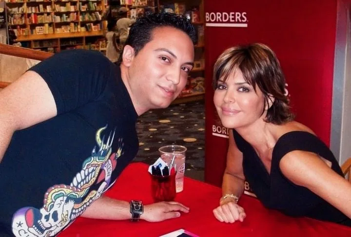Lisa Rinna — Lisa Rinna in-person sign "Dancing with Stars Book" Real Housewives The Traitors, изображение 3