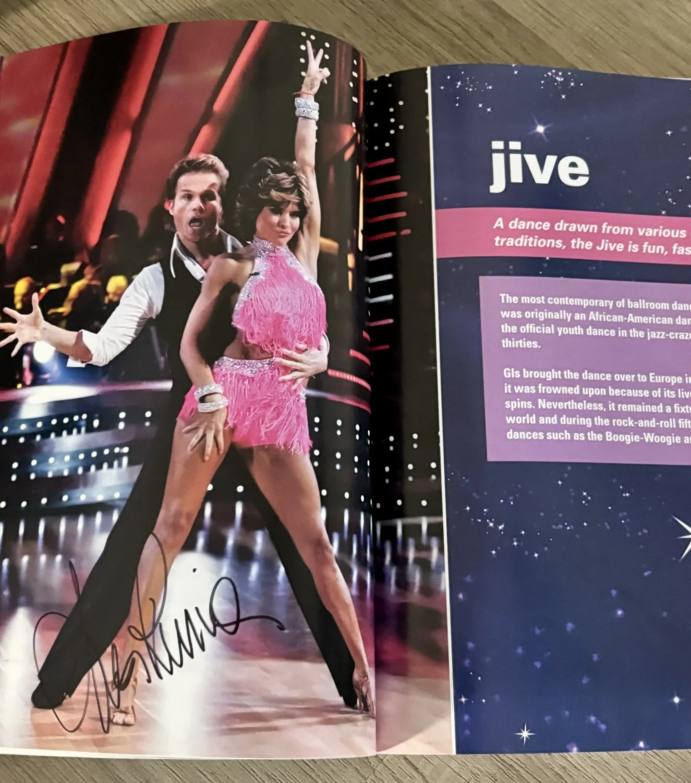 Lisa Rinna — Lisa Rinna in-person sign "Dancing with Stars Book" Real Housewives The Traitors, изображение 5
