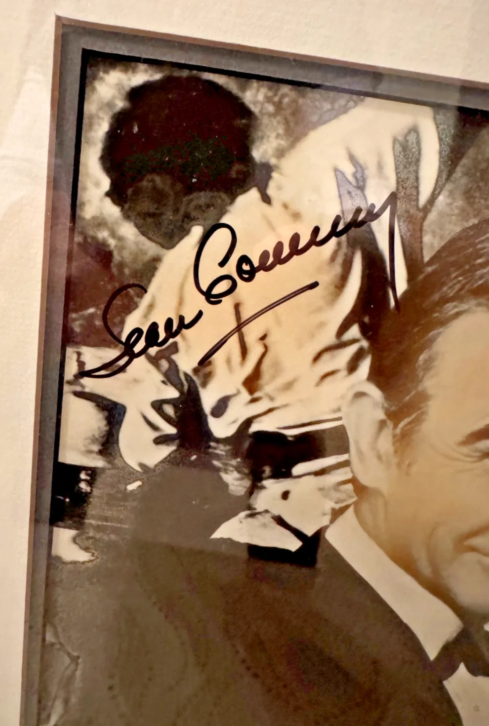 SEAN CONNERY SIGNED 8X10 JAMES BOND PHOTO PROFESSIONALLY MATTED AND FRAMED (COA), image 2