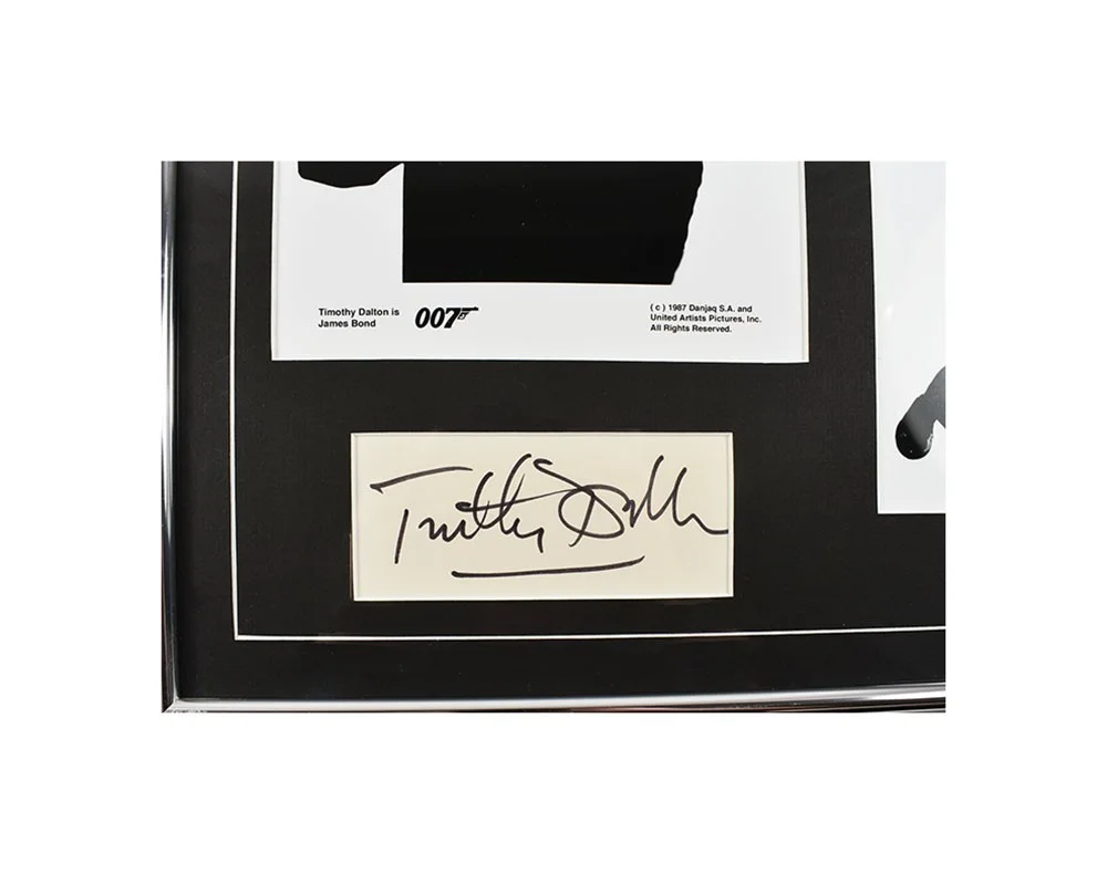 timothy dalton — Timothy Dalton James Bond Framed Display Autographed Signed Cut w Photo PSA/DNA, изображение 2