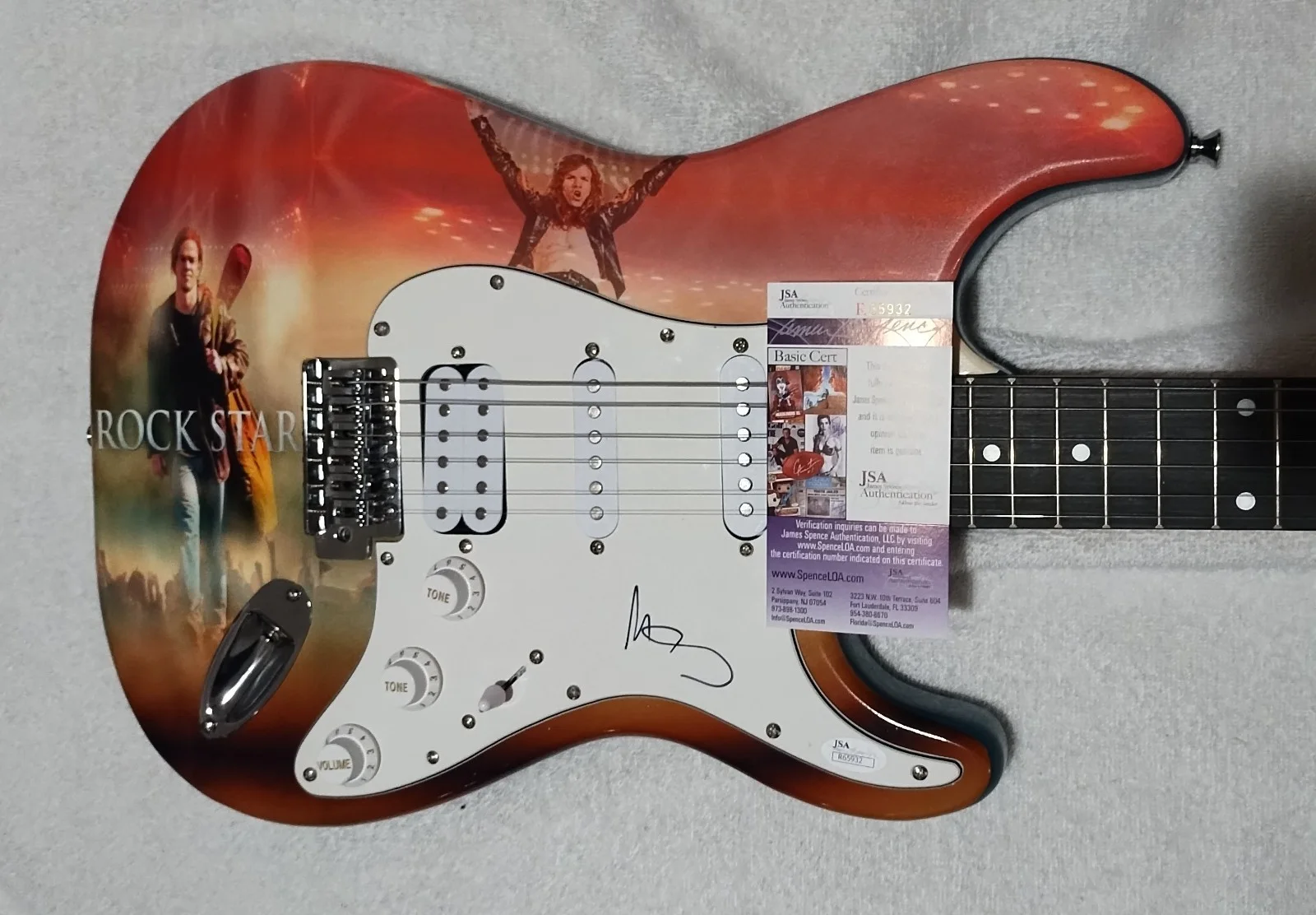 MARK WAHLBERG SIGNED GUITAR ROCKSTAR MOVIE THE DEPARTED THE FIGHTER BOOGIE NIGHT, изображение 2