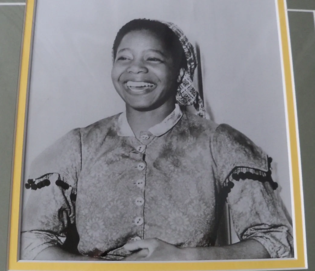 Butterfly McQueen — Butterfly McQueen signed check and photo matted COA Gone With The Wind, image 2