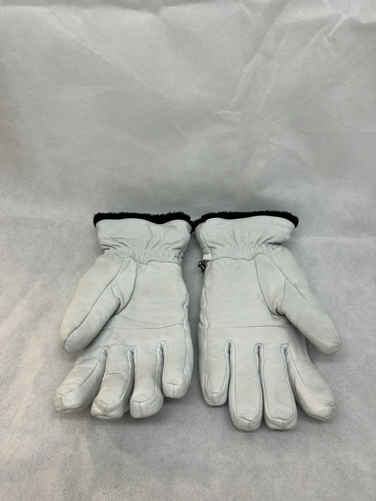 House Of Gucci Ski Gloves Screen Movie Prop Used Film TV COA Worn Lady Gaga, изображение 2
