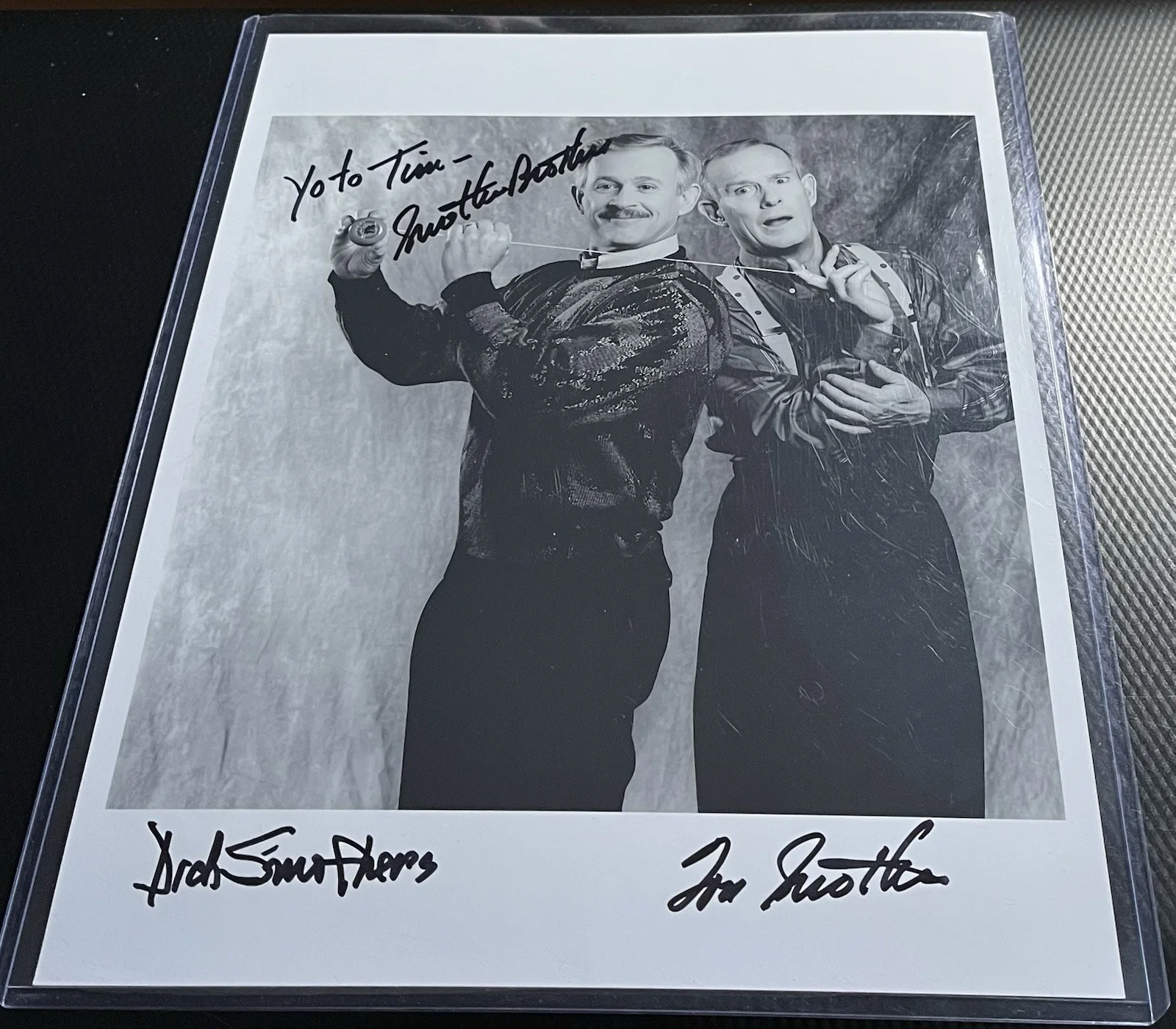 Dick, Tom Smothers — Smothers Brothers, Dick & Tom Autopen Signed 8x10 Photograph Top Loader & COA, изображение 3