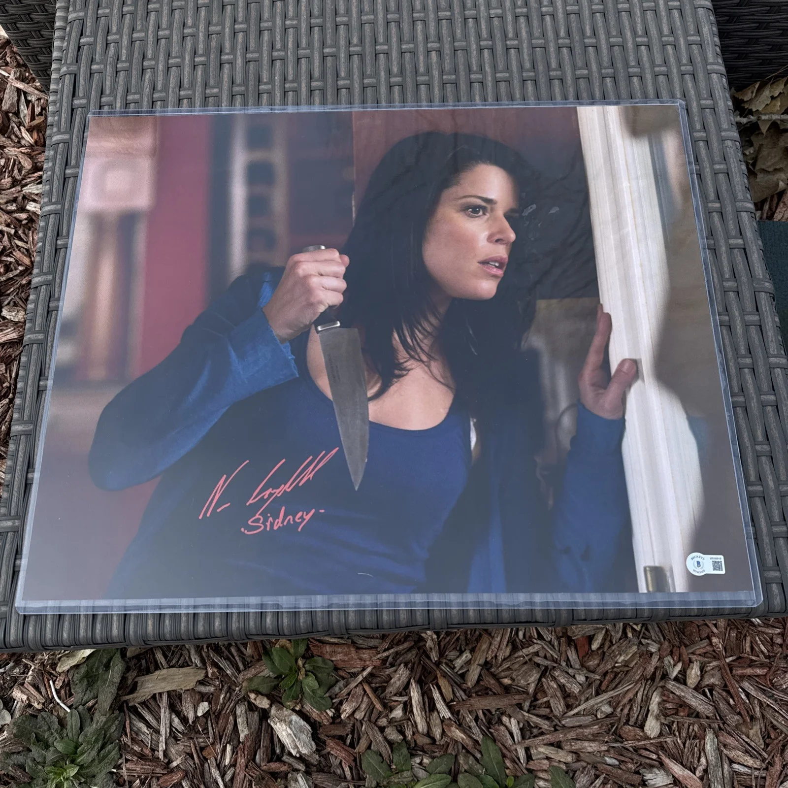 Neve Campbell — Neve Campbell Signed 16x20 Scream Photo BAS Sidney Prescott