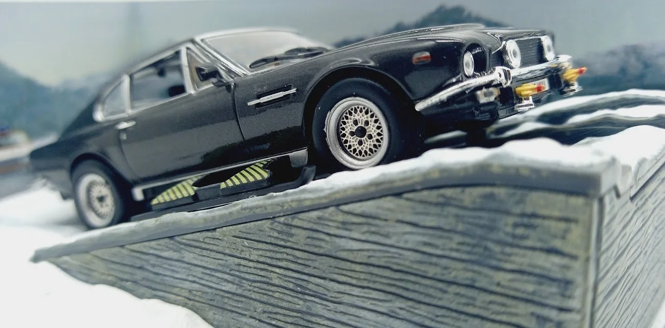 JAMES BOND 007 ASTON MARTIN LIVING DAYLIGHTS DISPLAY DIORAMA 1:43 SCALE MODEL, изображение 2