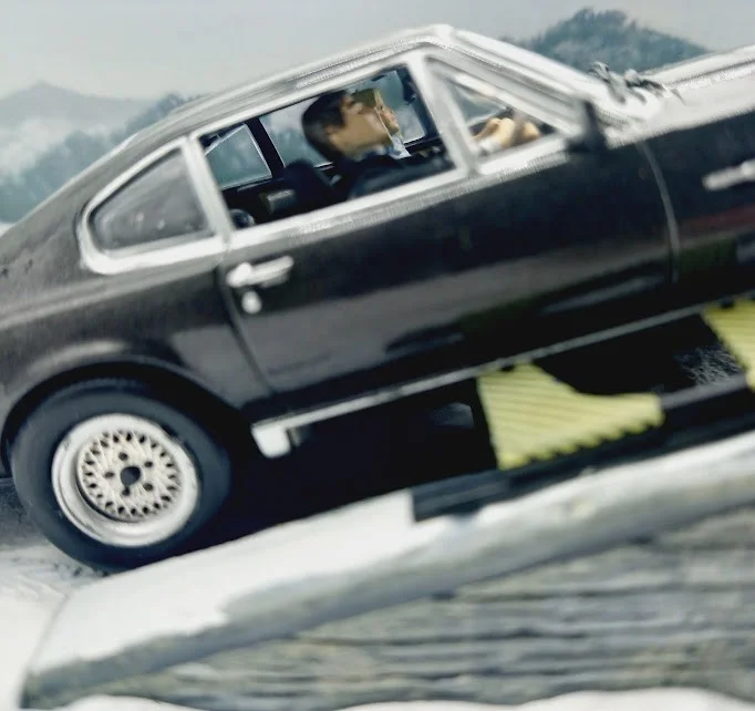 JAMES BOND 007 ASTON MARTIN LIVING DAYLIGHTS DISPLAY DIORAMA 1:43 SCALE MODEL, изображение 3