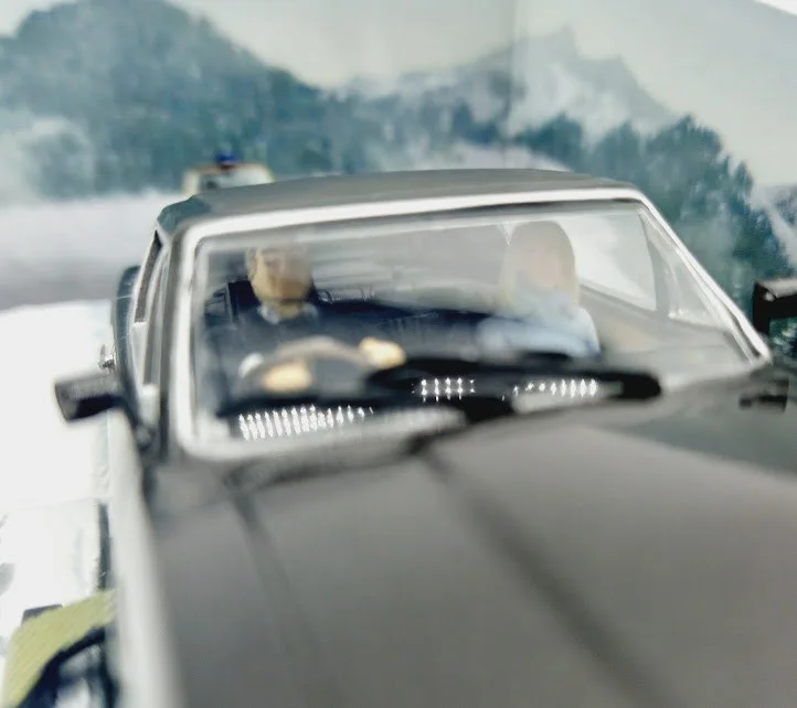 JAMES BOND 007 ASTON MARTIN LIVING DAYLIGHTS DISPLAY DIORAMA 1:43 SCALE MODEL, изображение 4