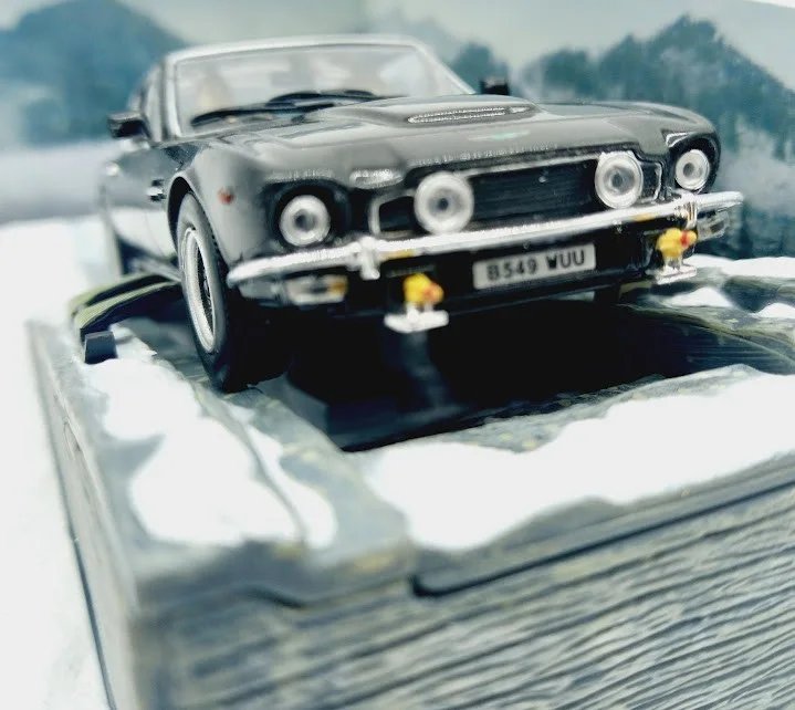 JAMES BOND 007 ASTON MARTIN LIVING DAYLIGHTS DISPLAY DIORAMA 1:43 SCALE MODEL, изображение 5