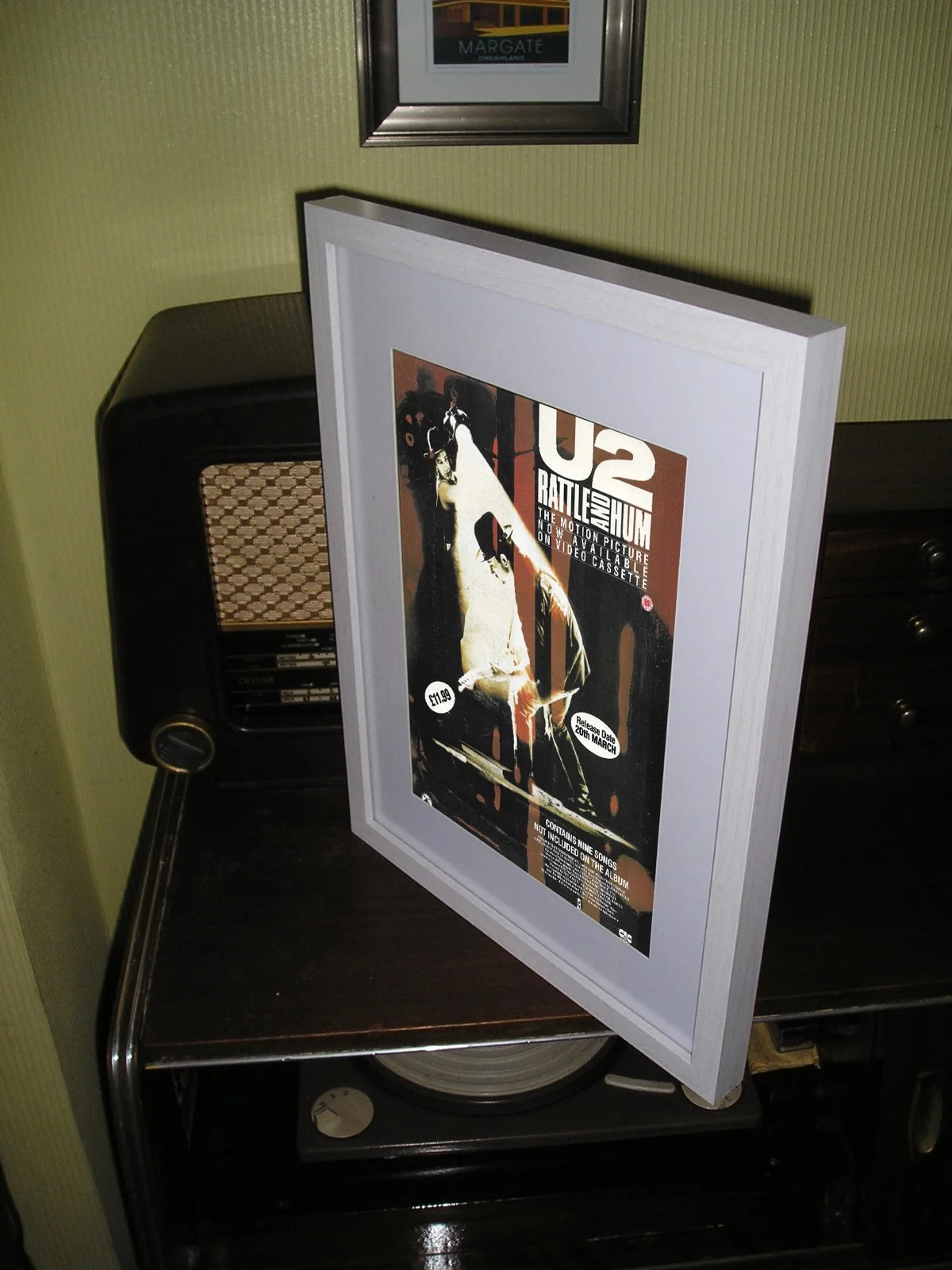 U2 RATTLE AND HUM (THE FULL LENGTH MOVIE ON VHS)+FRAMED ORIGINAL PRESS AD+1990, изображение 2