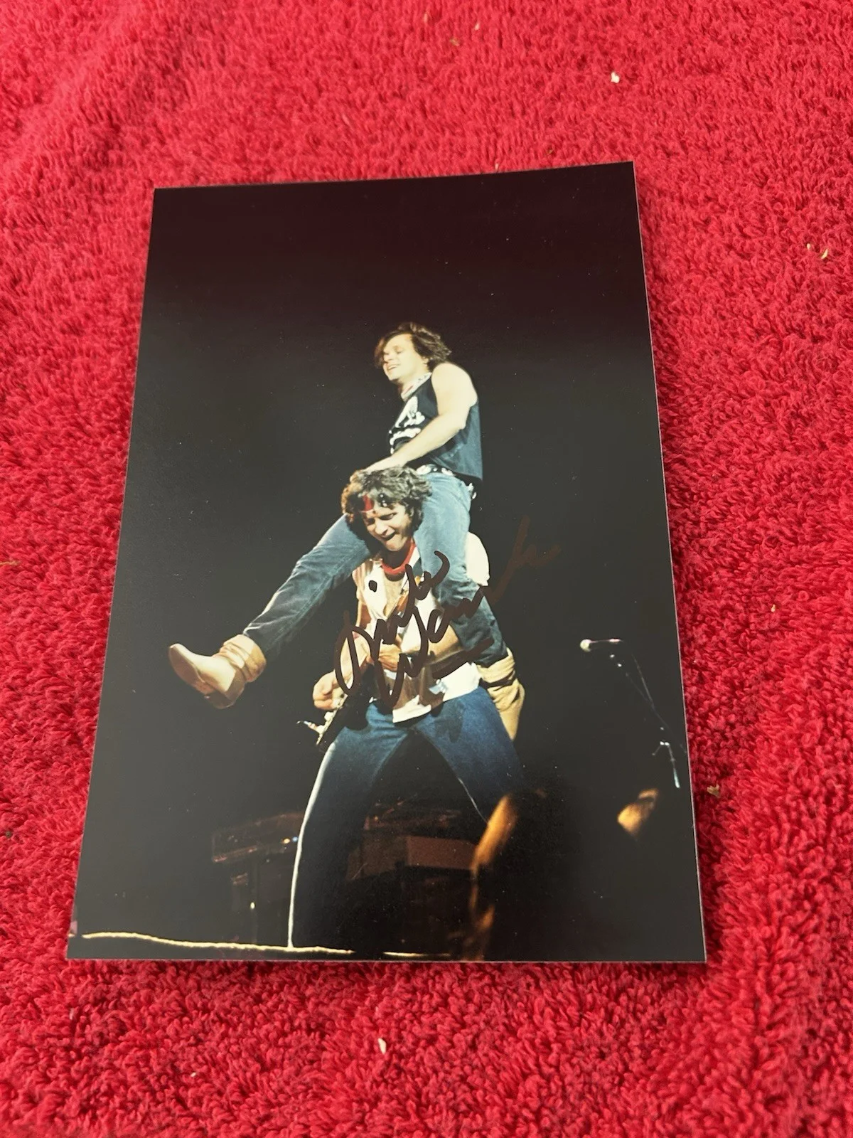Mike Wanchic Hand Signed 6 X 4” Photo With Mike Carrying John Mellencamp Cougar, image 2