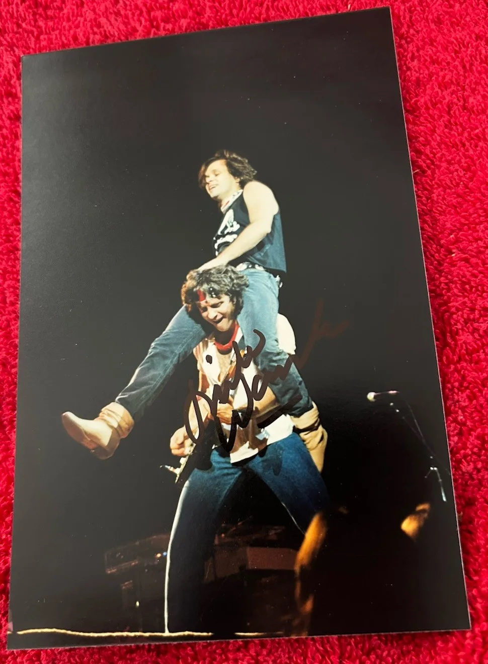 Mike Wanchic Hand Signed 6 X 4” Photo With Mike Carrying John Mellencamp Cougar, image 4