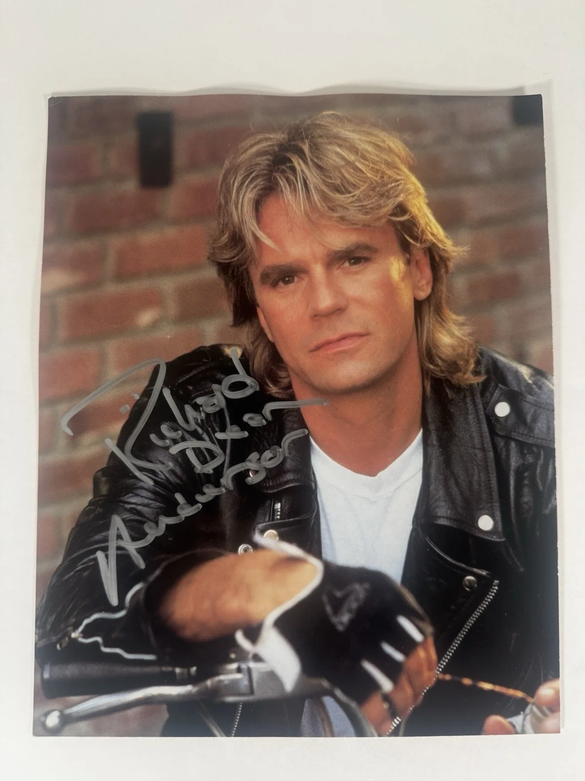 Richard Dean Anderson — Richard Dean Anderson Autographed In Silver 8x10 Photo Macgyver With COA
