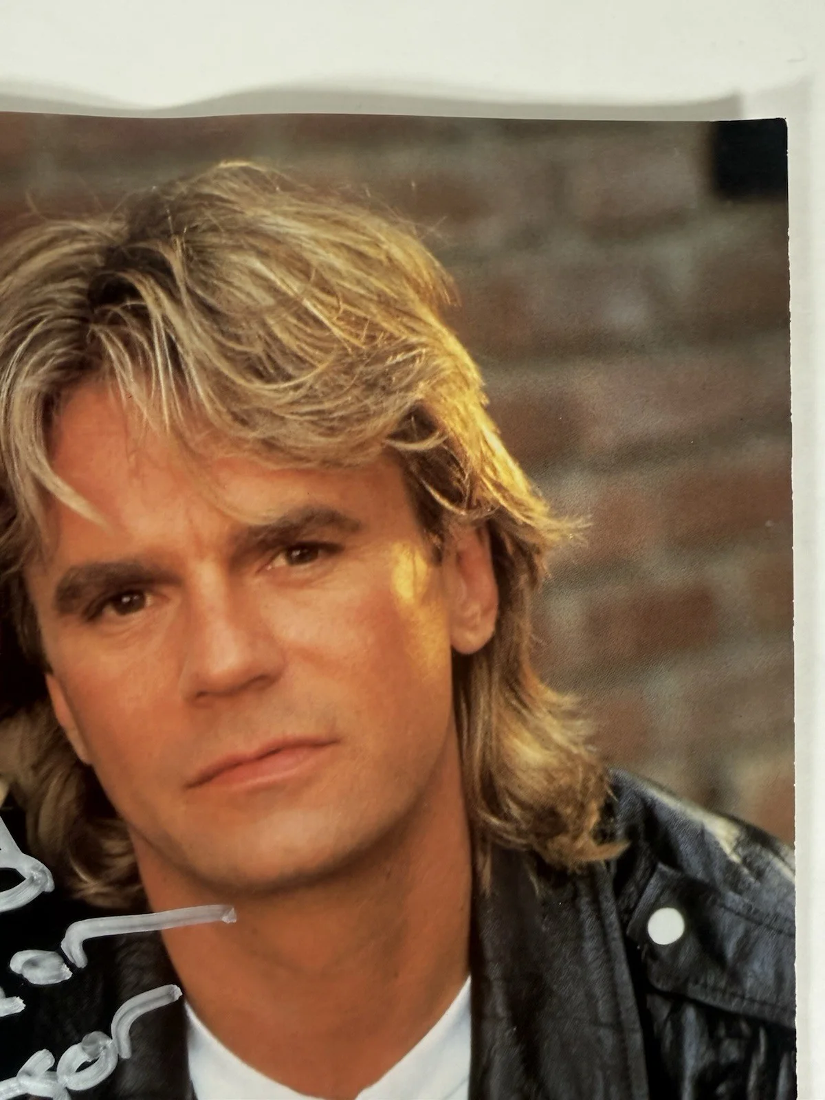 Richard Dean Anderson — Richard Dean Anderson Autographed In Silver 8x10 Photo Macgyver With COA, image 3
