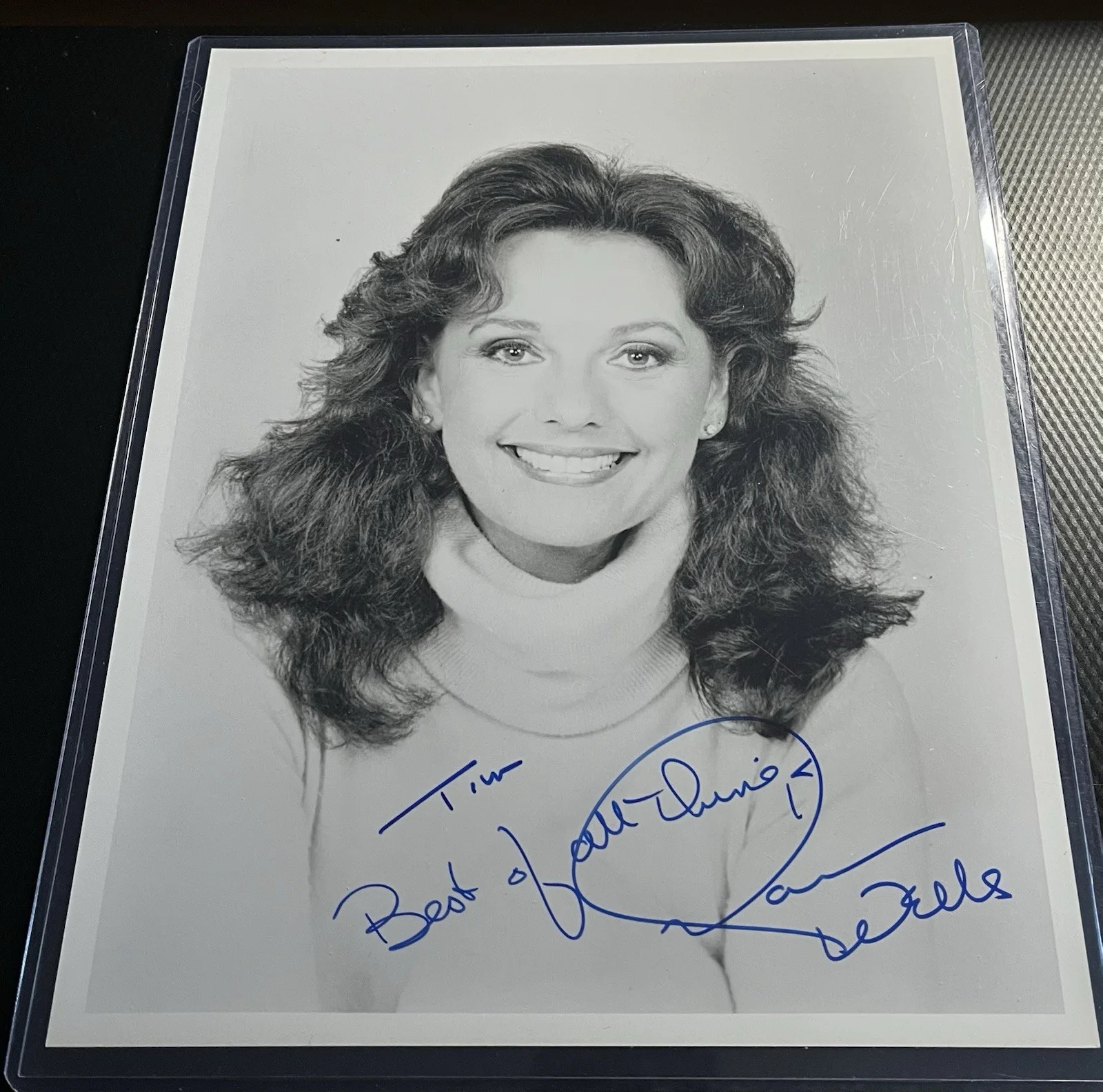 Dawn Wells — Dawn Wells aka Mary Ann Gilligan's Island Signed 8x10 Photo w/ Top Loader & COA, изображение 3